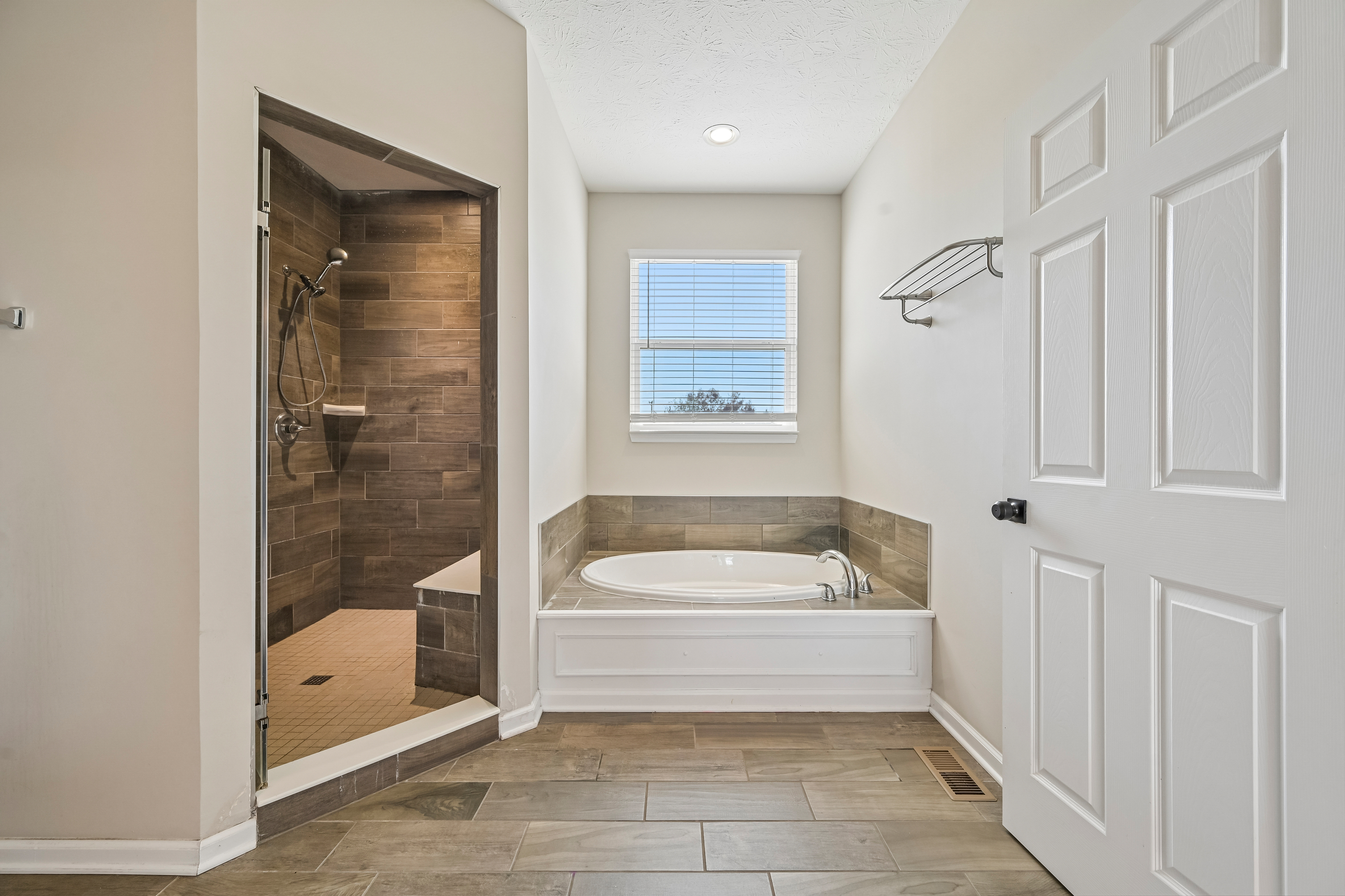 Photo 21 of 44 of 21323 Wharfdale Dr, Noblesville, IN