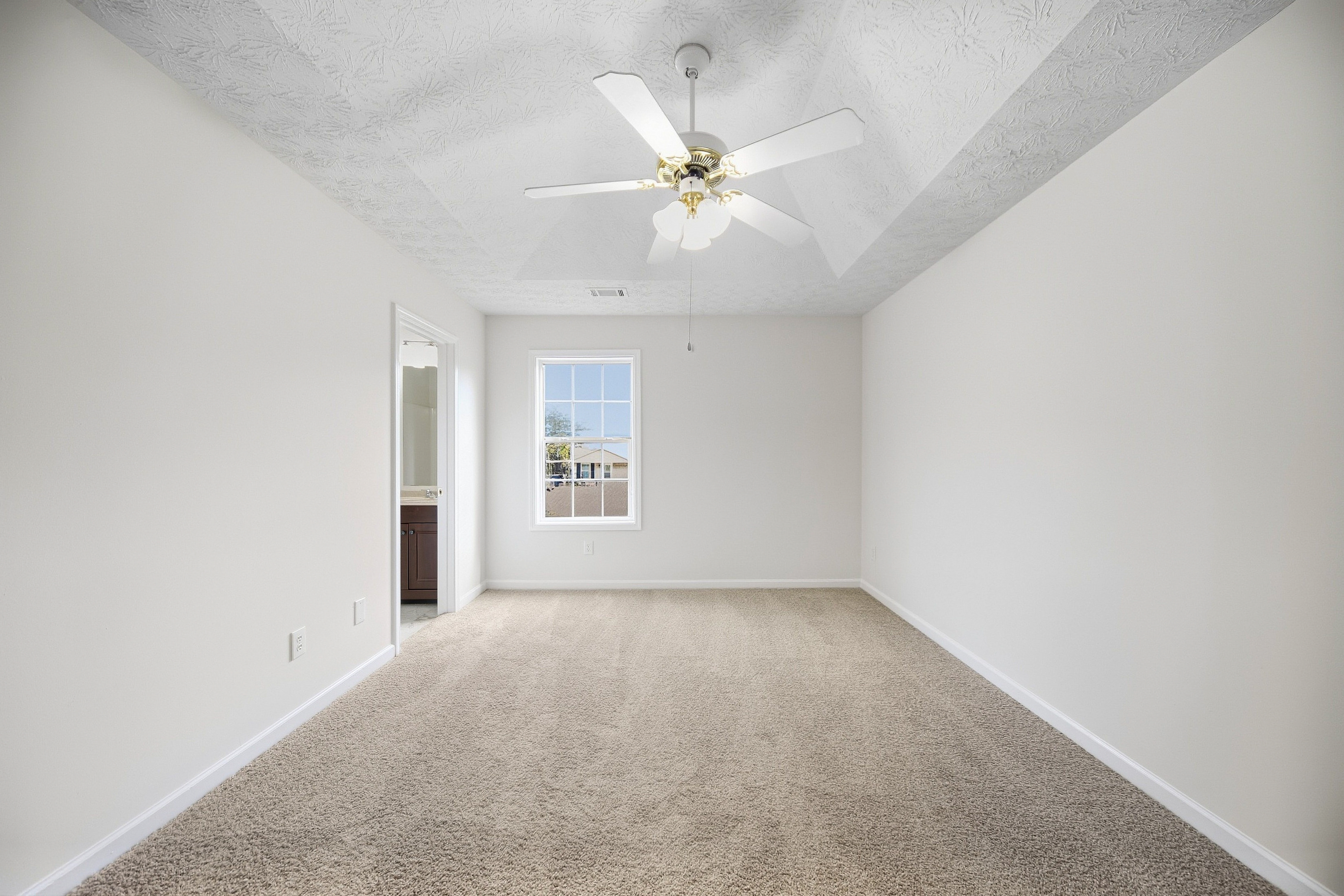 Photo 3 of 31 of 330 Dreamland Ct, Winder, GA