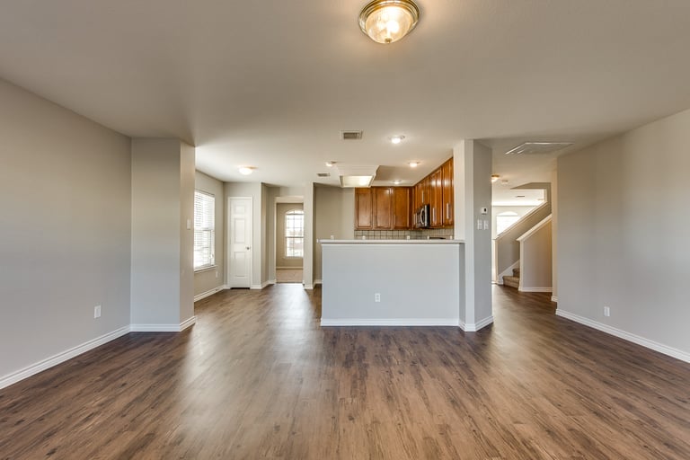 Photo 5 of 34 - 3020 Walnut Ridge Ln, Mesquite, TX 75181