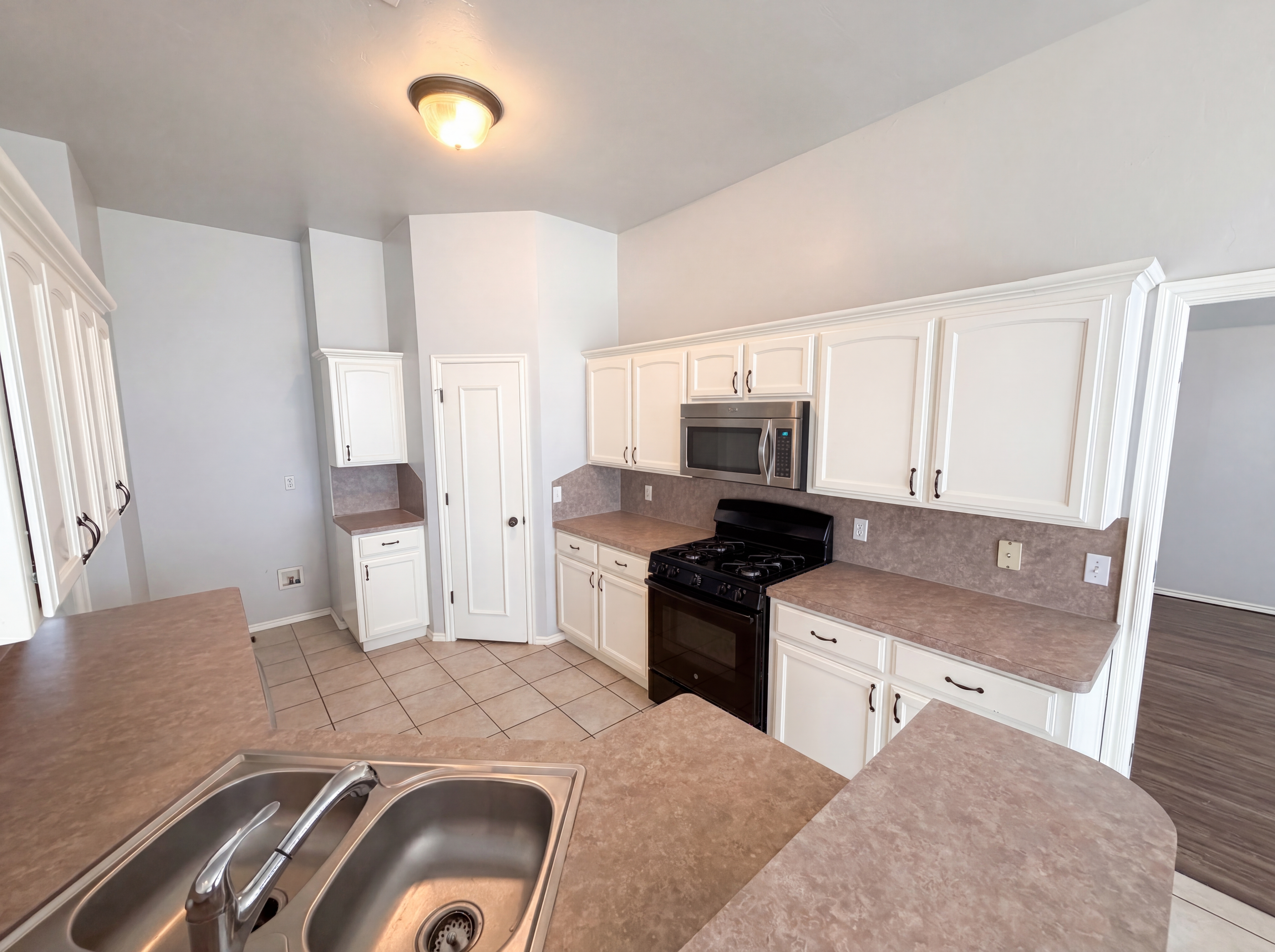Photo 2 of 16 of 613 Applewood St, Moore, OK