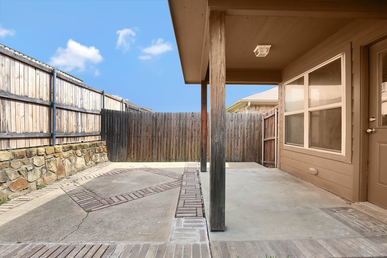 Photo 5 of 26 - 5209 Mirror Lake Dr, Haltom City, TX 76117