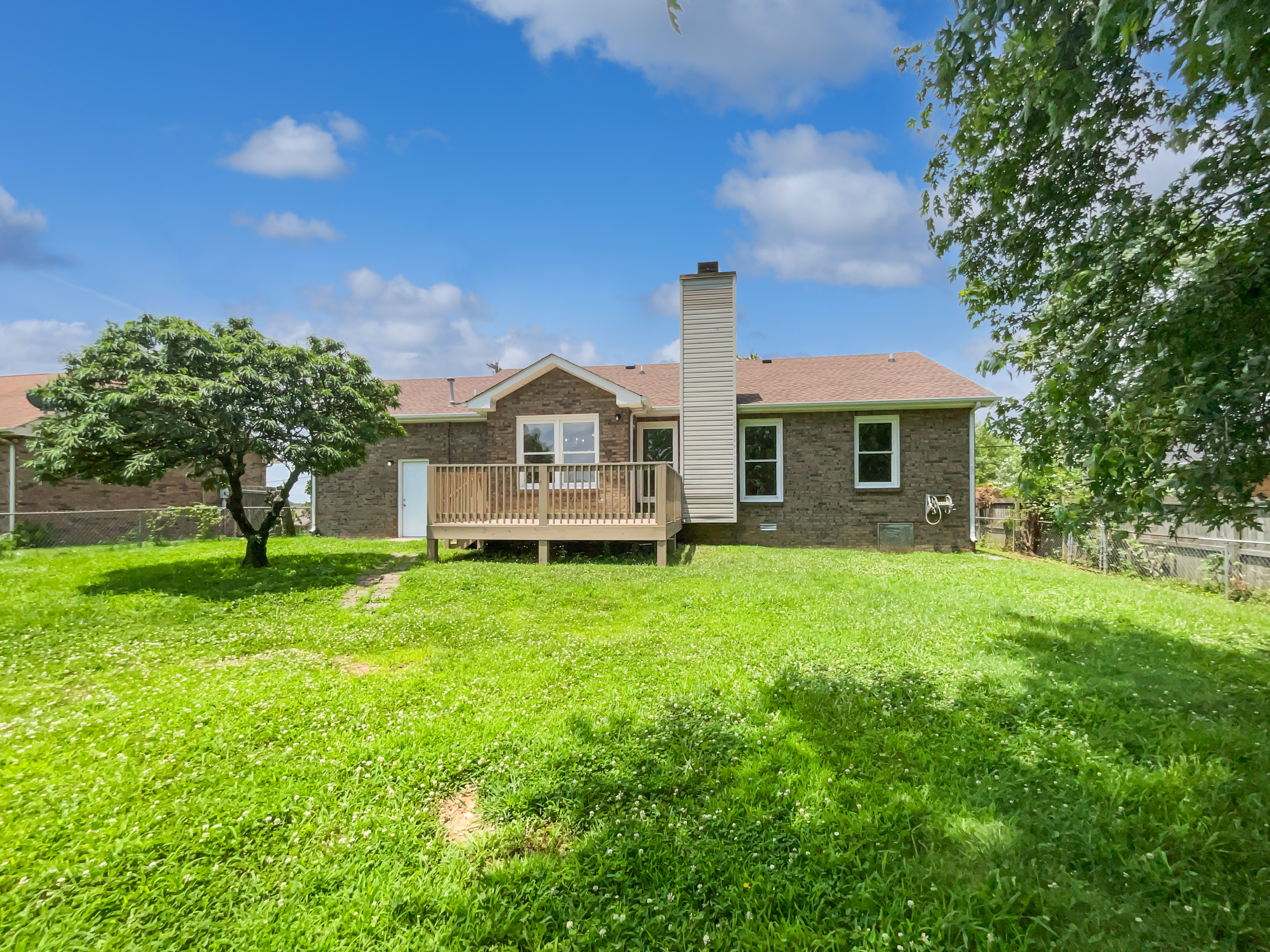 Photo 8 of 21 of 1317 Sonja Dr, Clarksville, TN