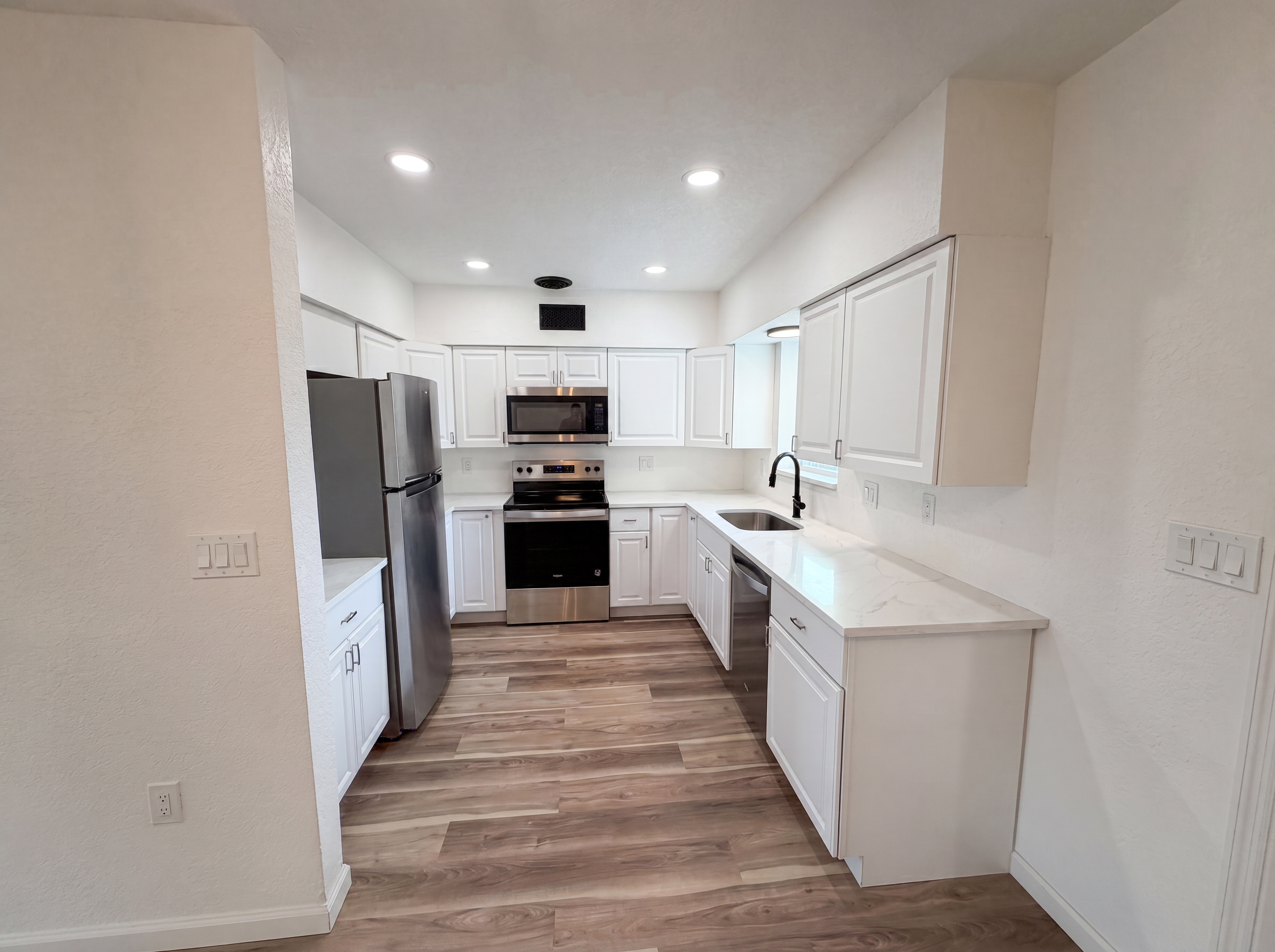 Photo 2 of 19 of 567 Baywood Dr N, Dunedin, FL