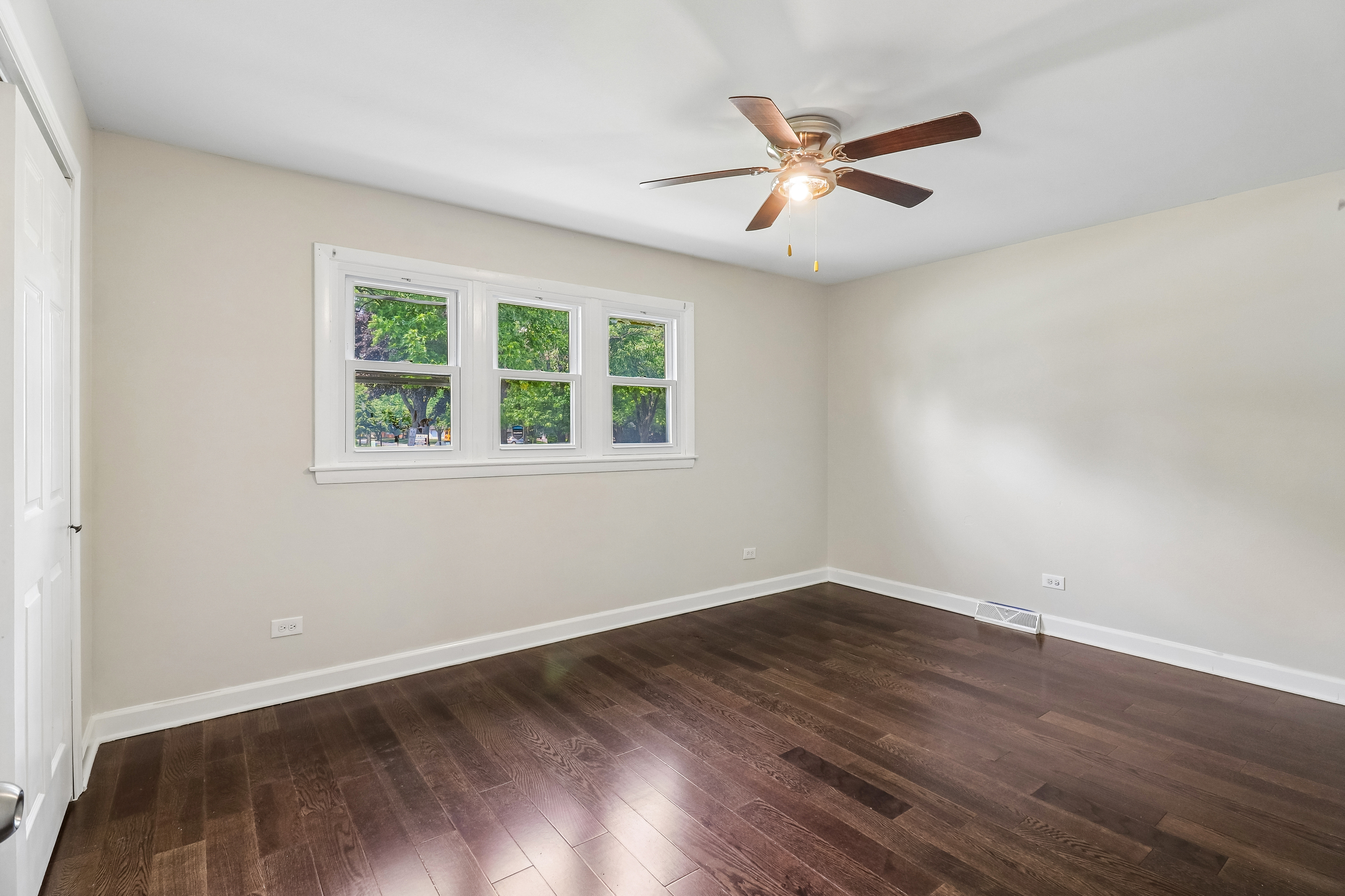 Photo 8 of 37 of 840 W Arquilla Dr, Glenwood, IL