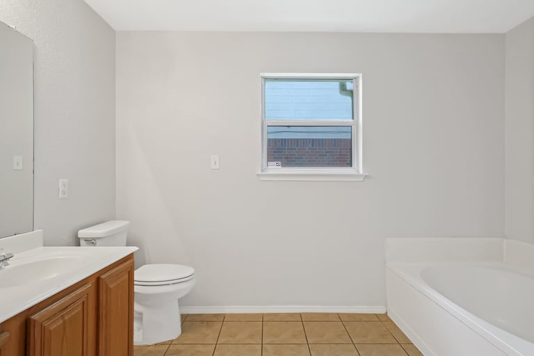 Photo 14 of 26 - 9812 Parkmere Dr, Fort Worth, TX 76108