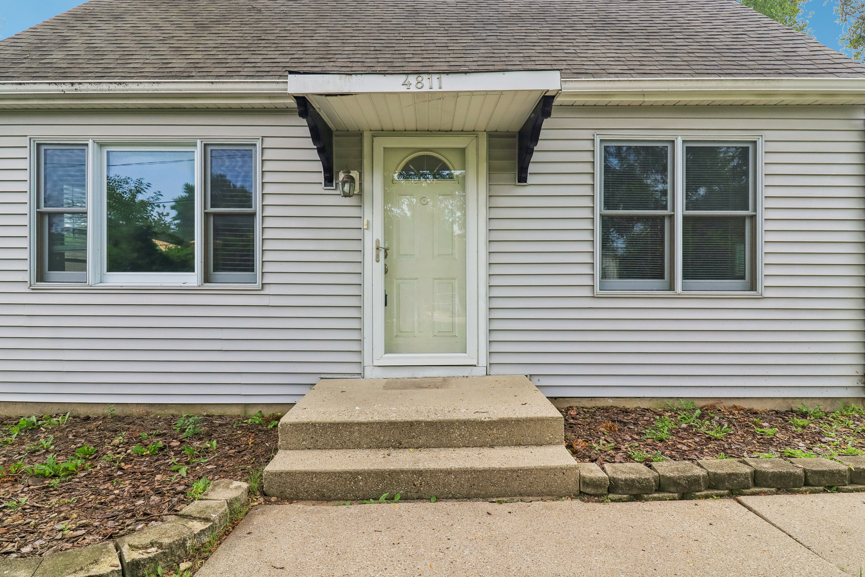 Photo 9 of 35 of 4811 Roslyn Rd, Downers Grove, IL
