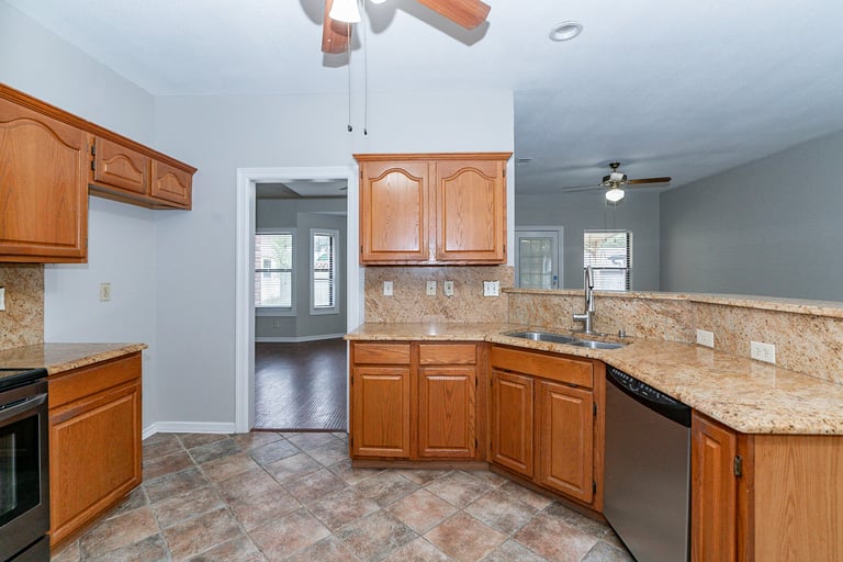 Photo 9 of 25 - 6110 Blueridge Ct, Arlington, TX 76016