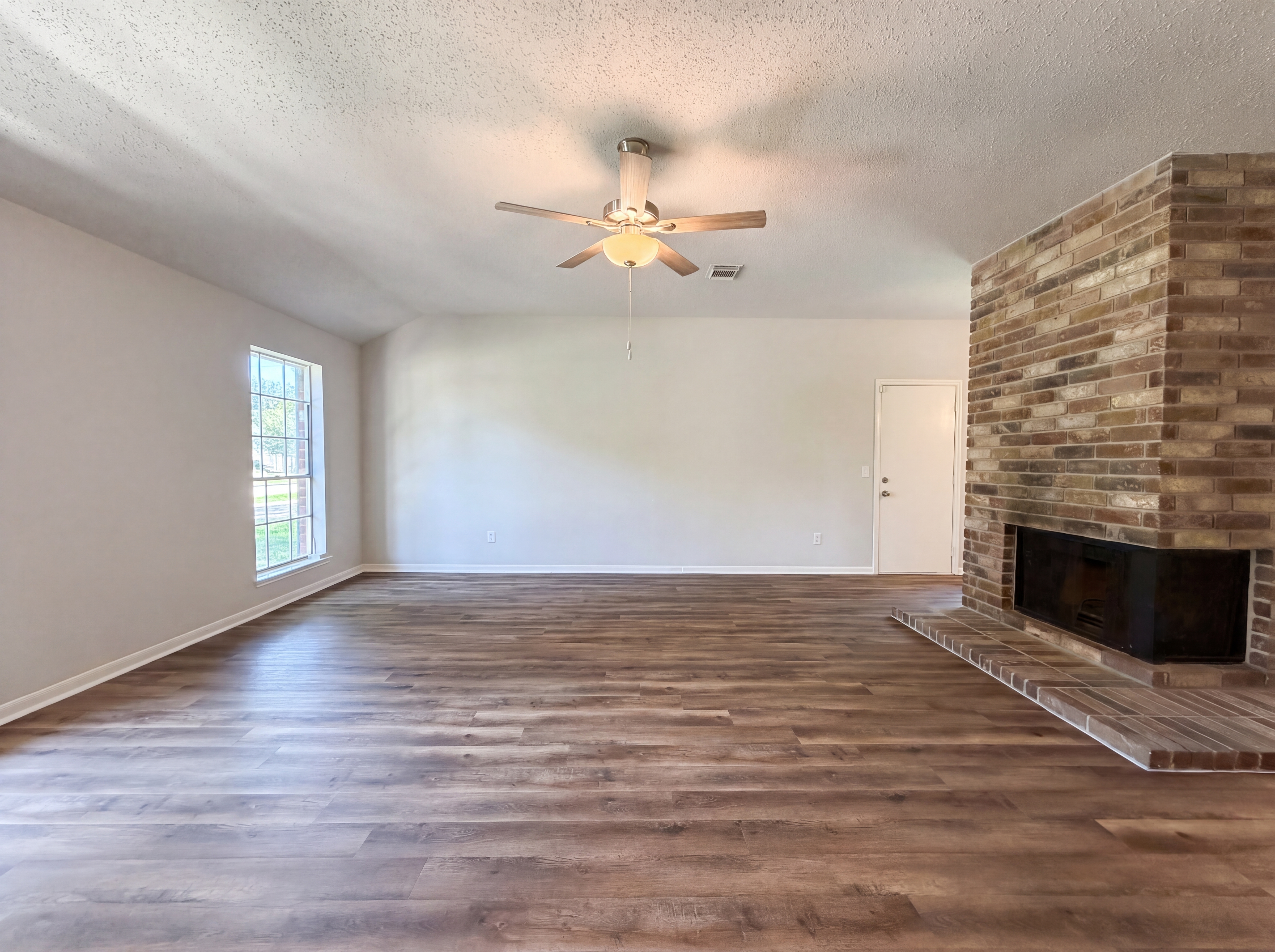 Photo 6 of 17 of 10422 Elk Point Ln, Houston, TX