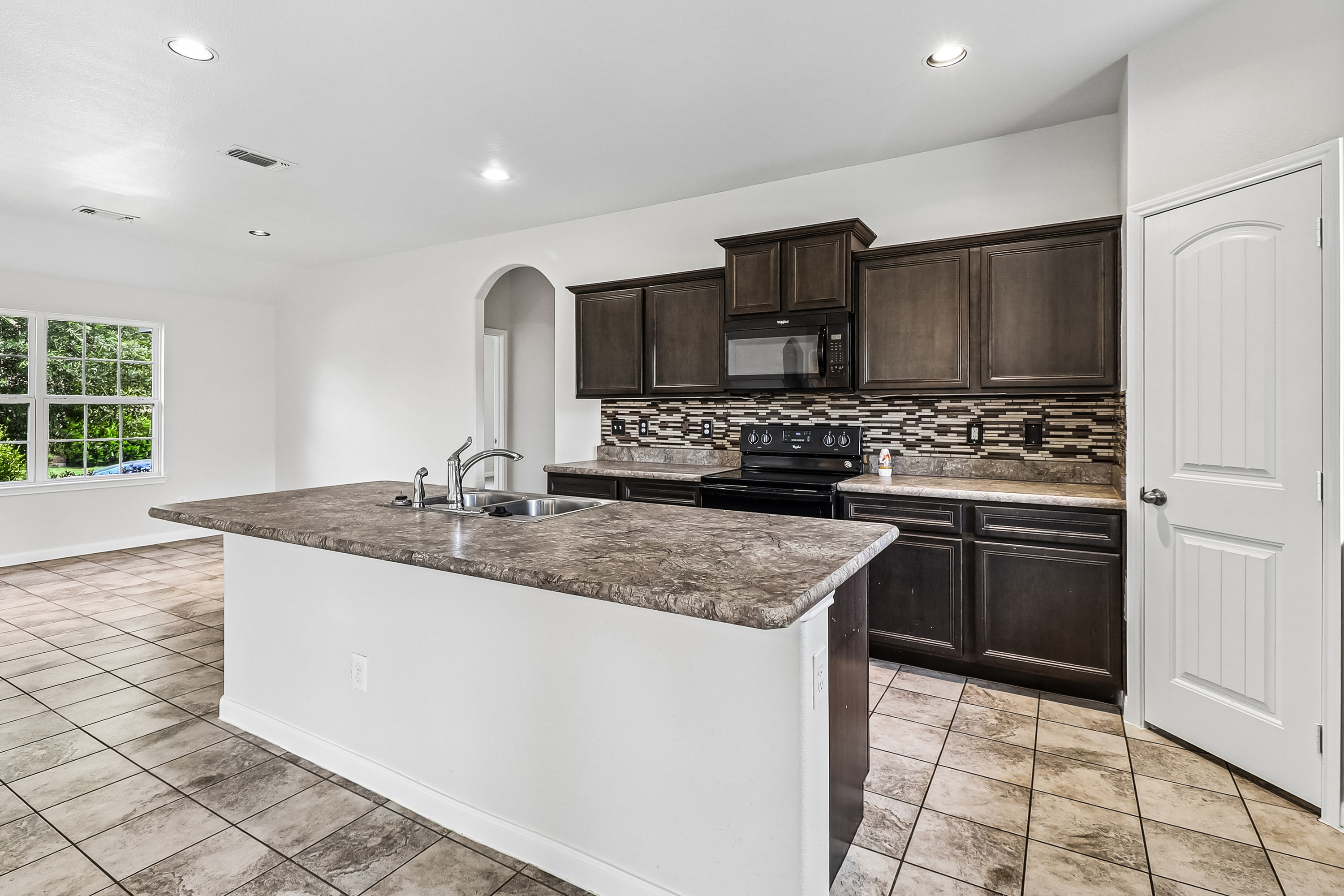 Photo 7 of 26 of 2979 Driftwood Dr, Lancaster, TX