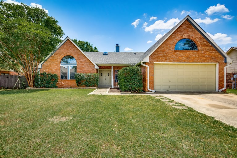 Photo 2 of 29 - 3301 Fairview Dr, Corinth, TX 76210