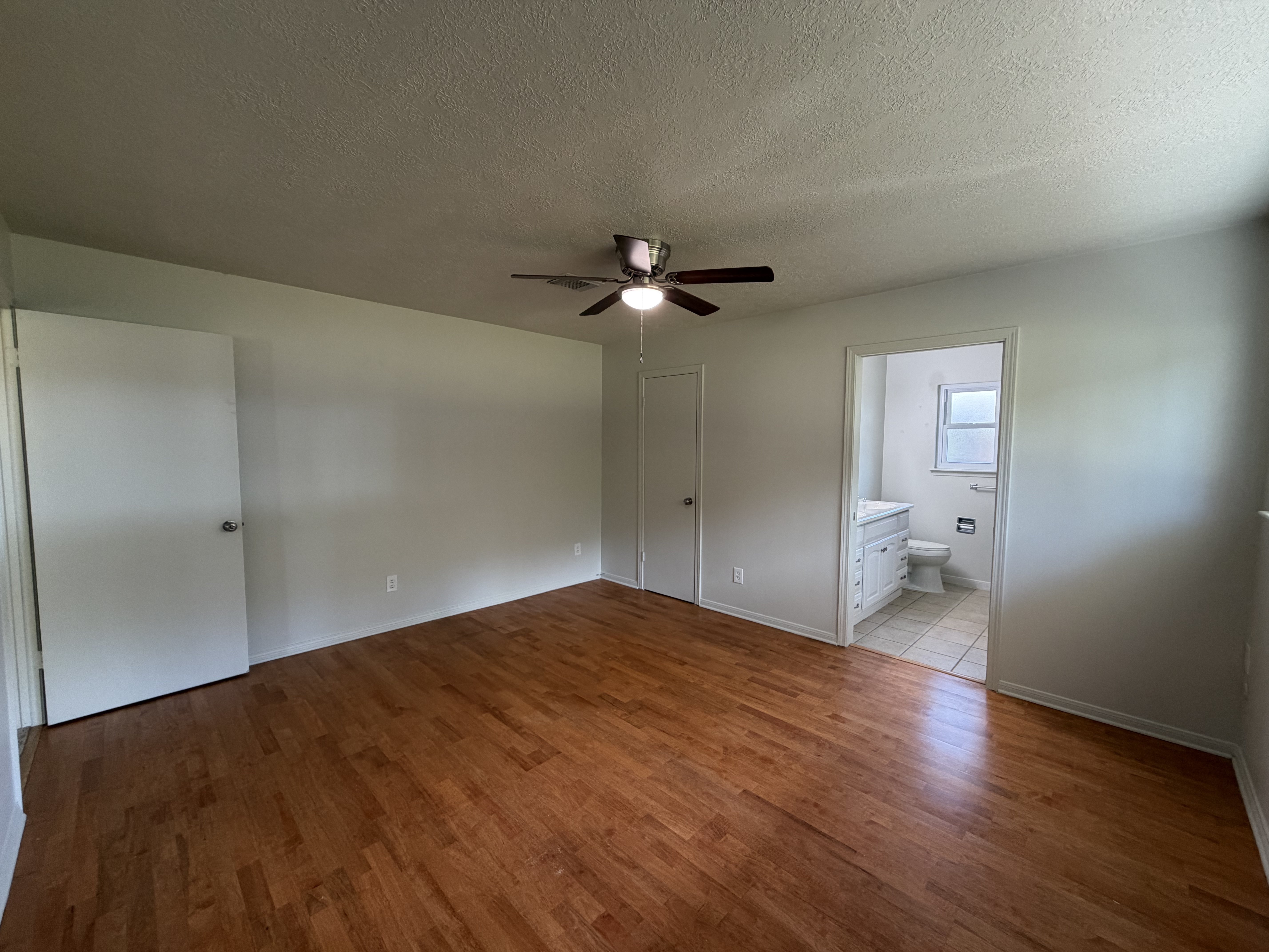 Photo 5 of 19 of 609 Heather Ln, Friendswood, TX