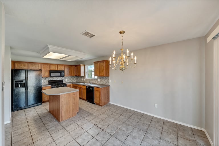 Photo 2 of 22 - 220 Laramie Ln, Desoto, TX 75115
