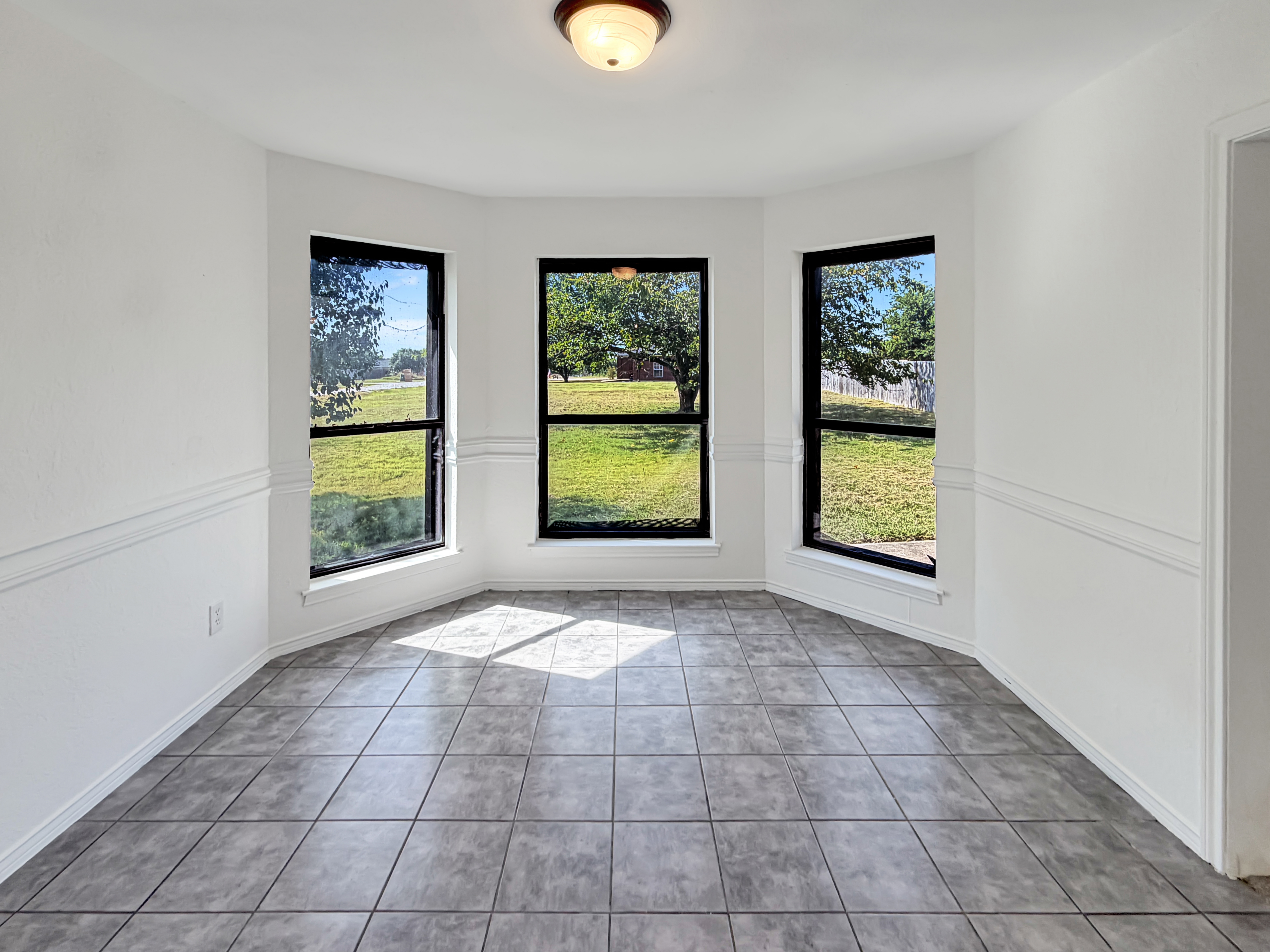 Photo 8 of 24 of 1106 N Atkins Dr, Celeste, TX