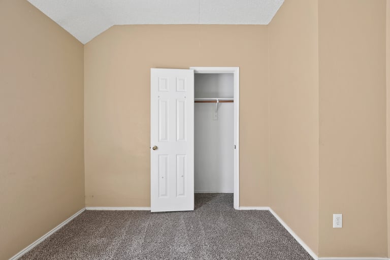 Photo 7 of 26 - 5028 San Jacinto Dr, Haltom City, TX 76137