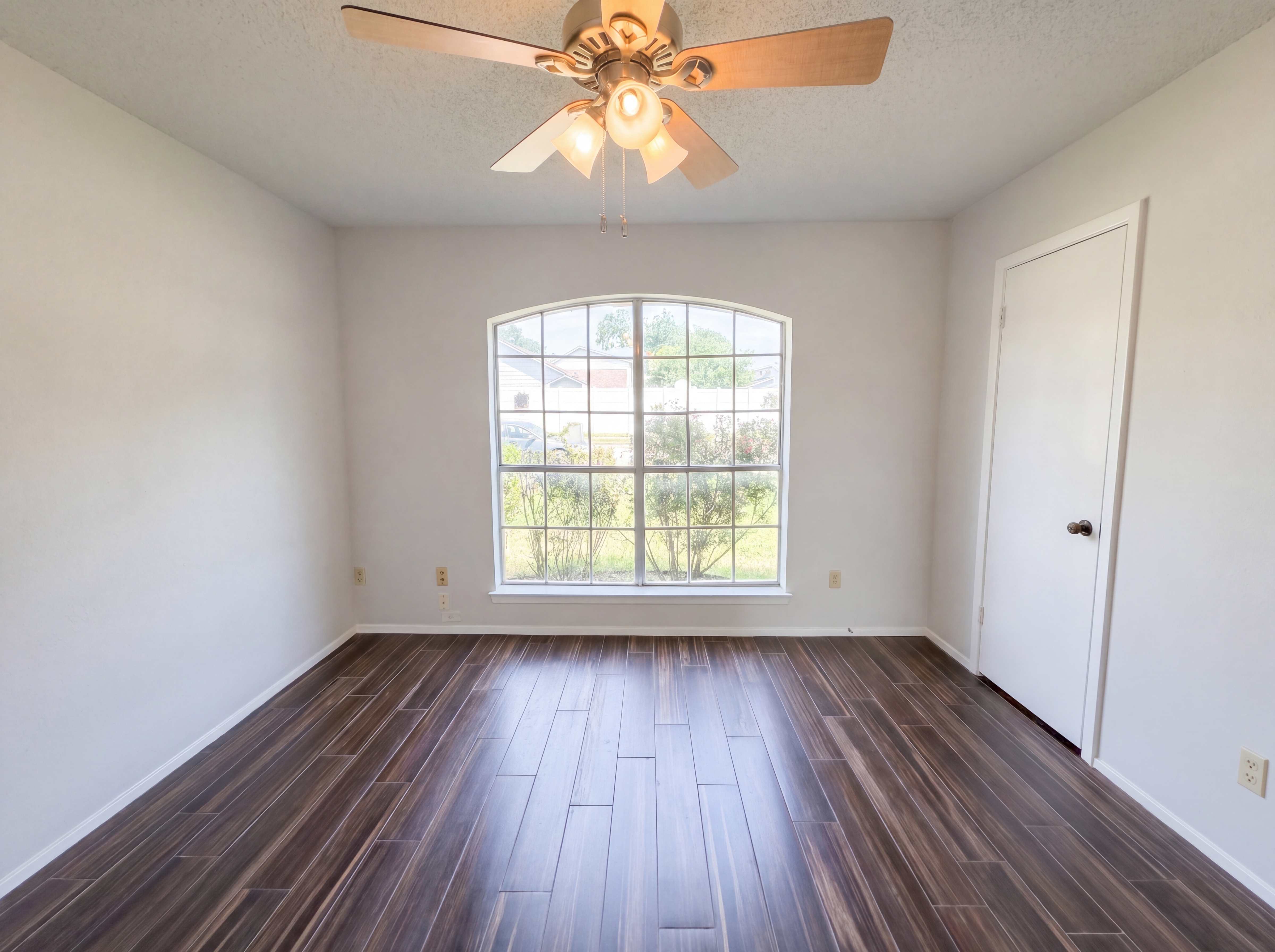 Photo 10 of 28 of 3701 Westminster Dr, Carrollton, TX