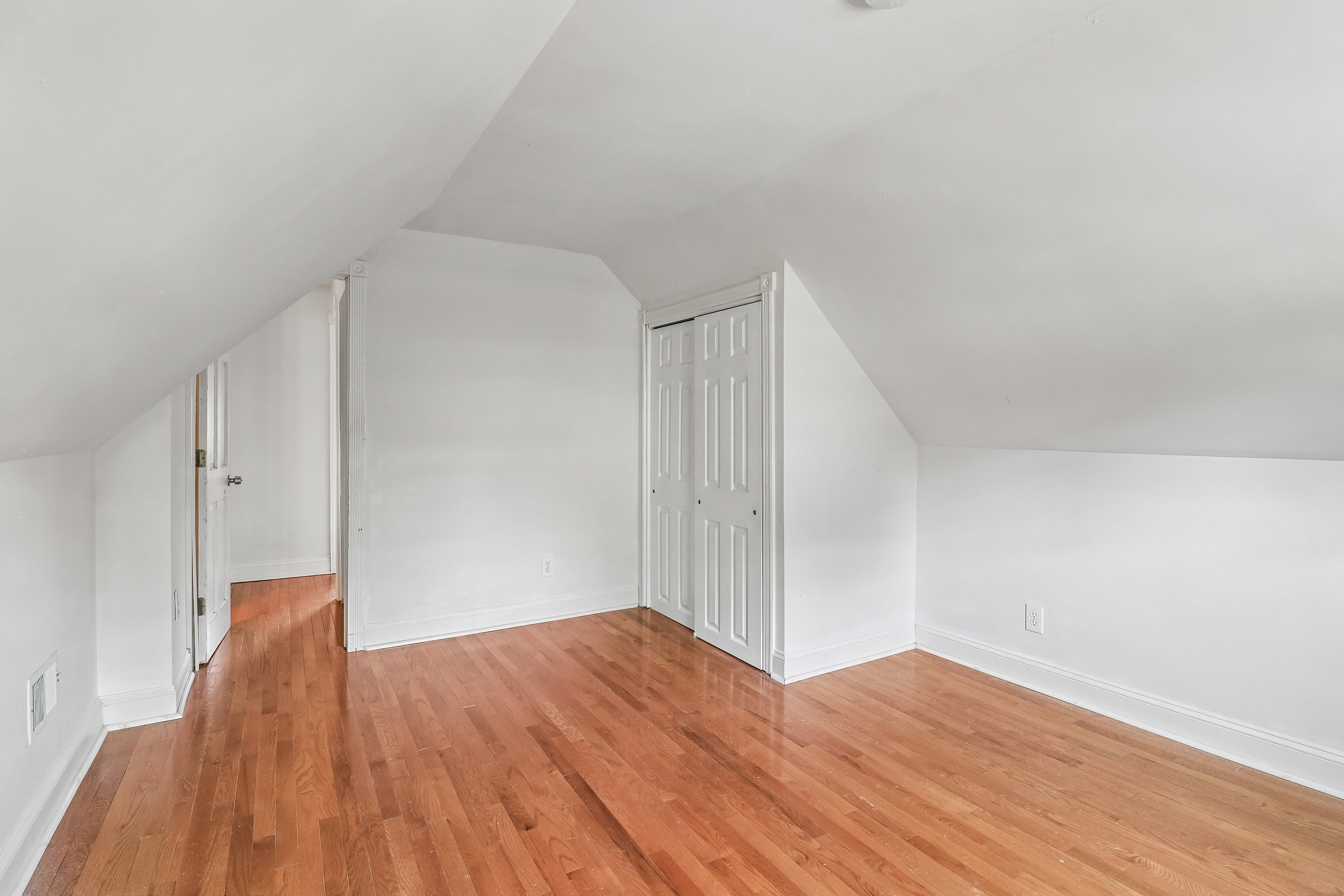 Photo 20 of 35 of 4811 Roslyn Rd, Downers Grove, IL