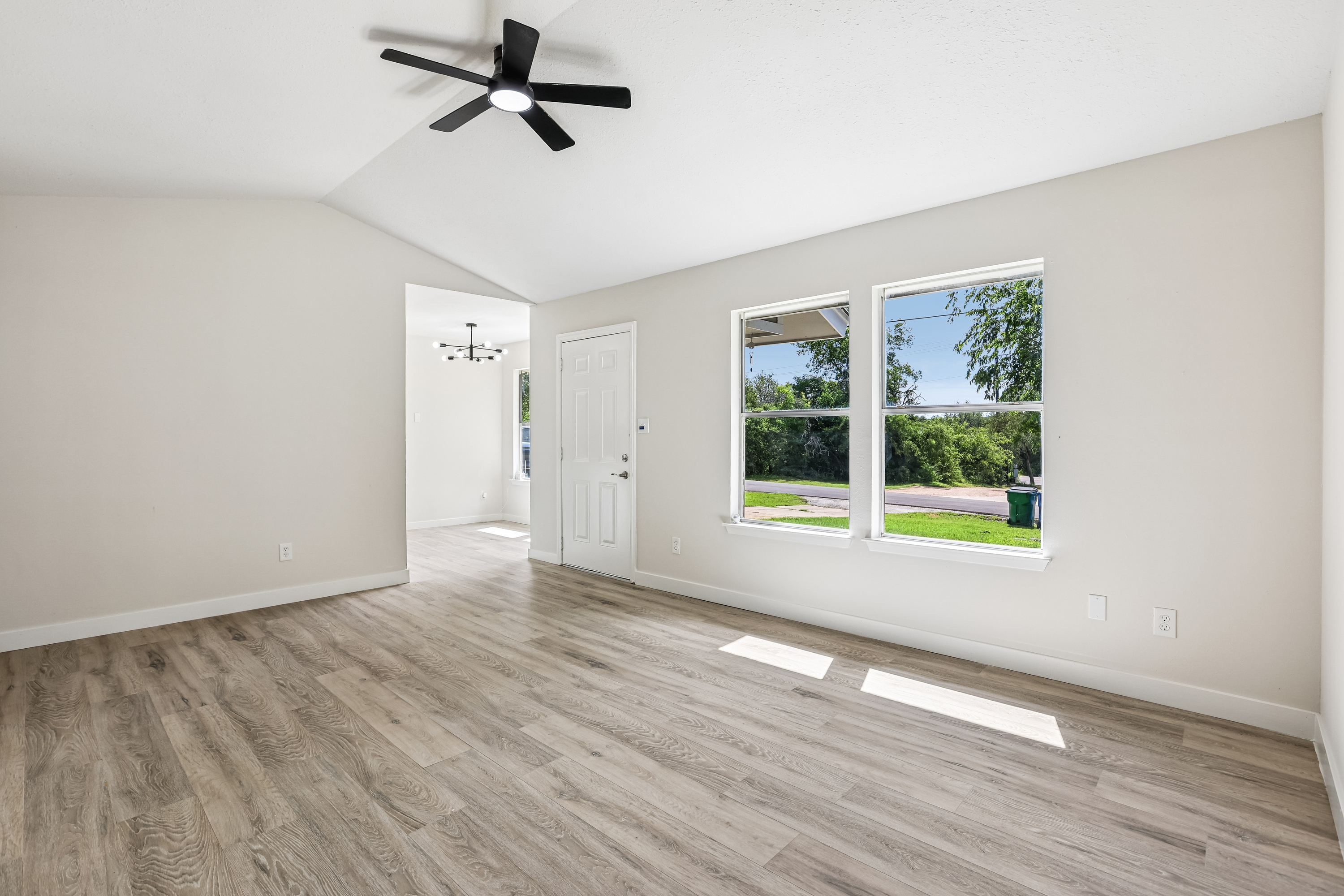 Photo 6 of 35 of 11016 Oak St, Jonestown, TX