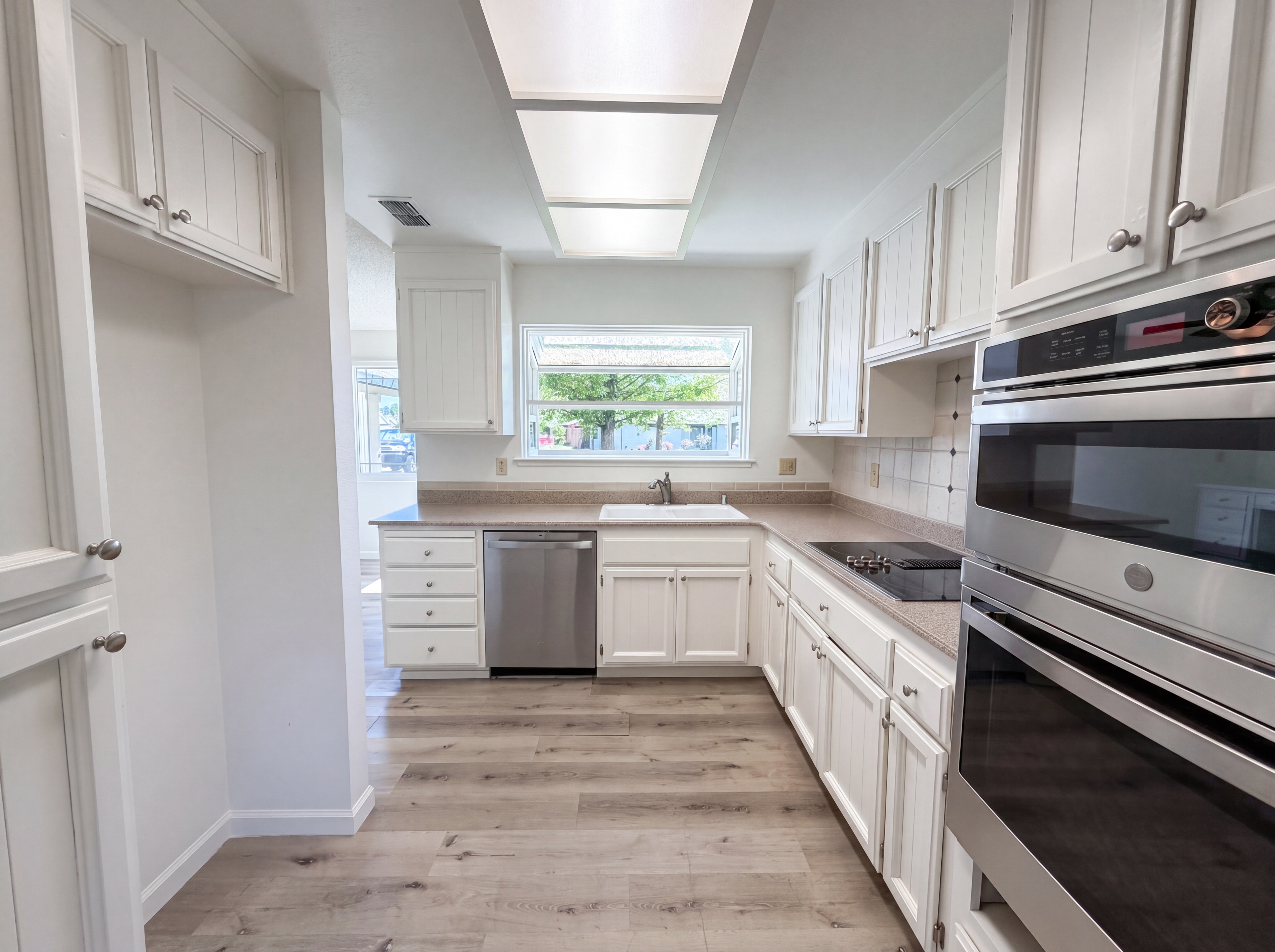 Photo 2 of 27 of 5901 Small Hill Ct, Citrus Heights, CA