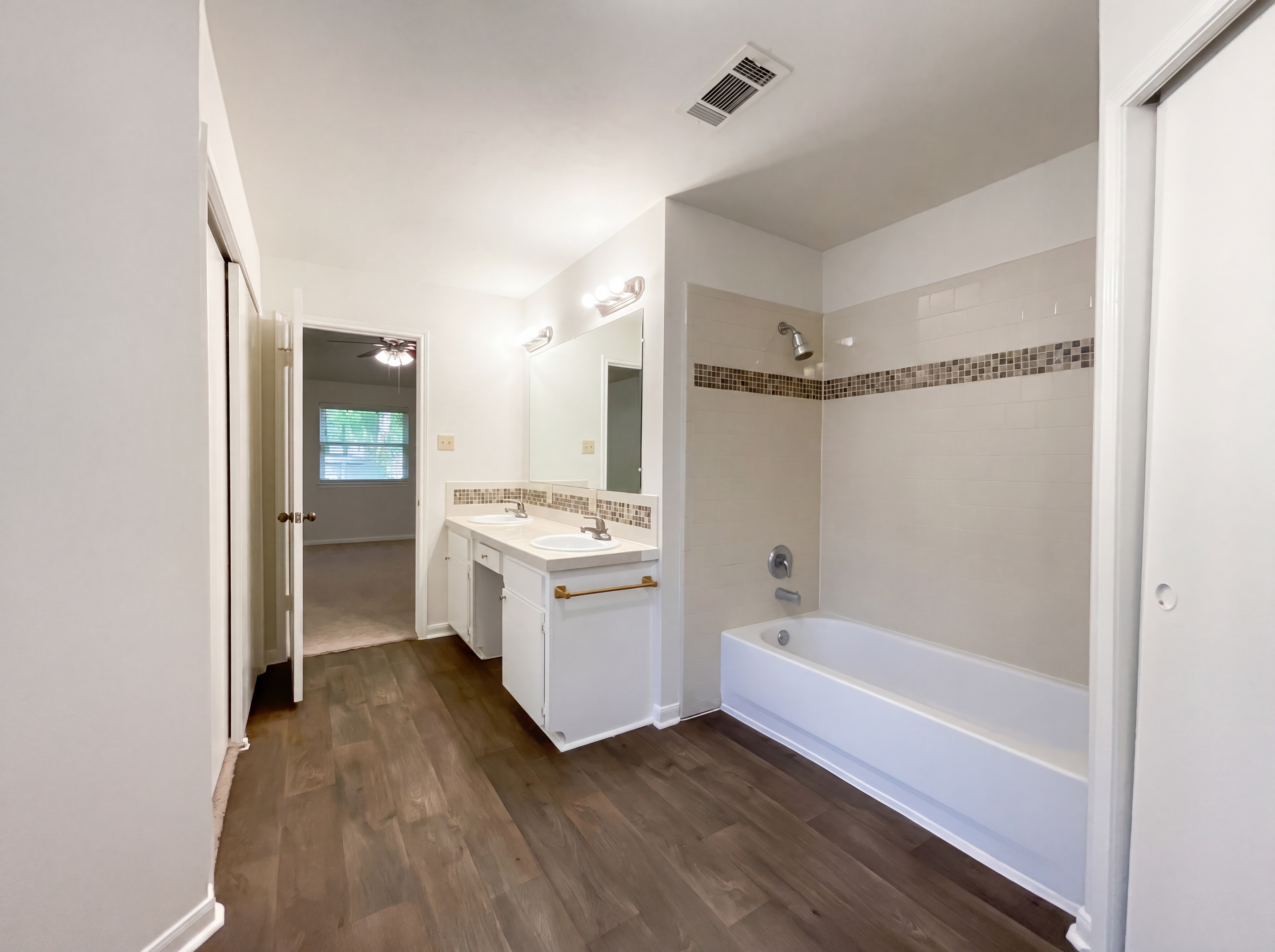 Photo 14 of 16 of 410 E Little Oak Ct, Spring, TX