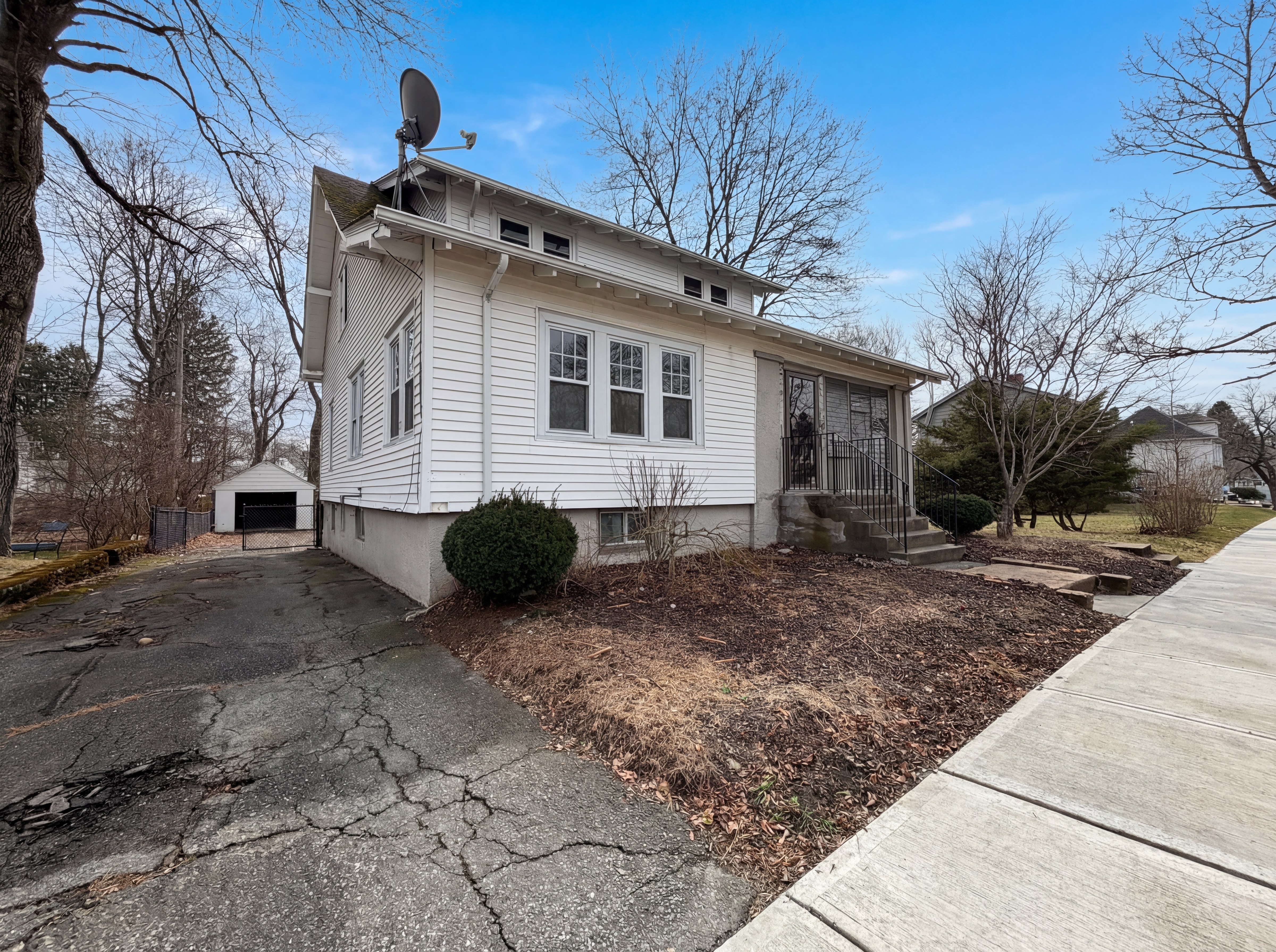 Photo 2 of 21 of 10 Perrot St, Worcester, MA