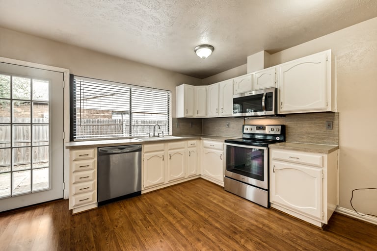 Photo 5 of 27 - 4100 Shagbark St, Fort Worth, TX 76137
