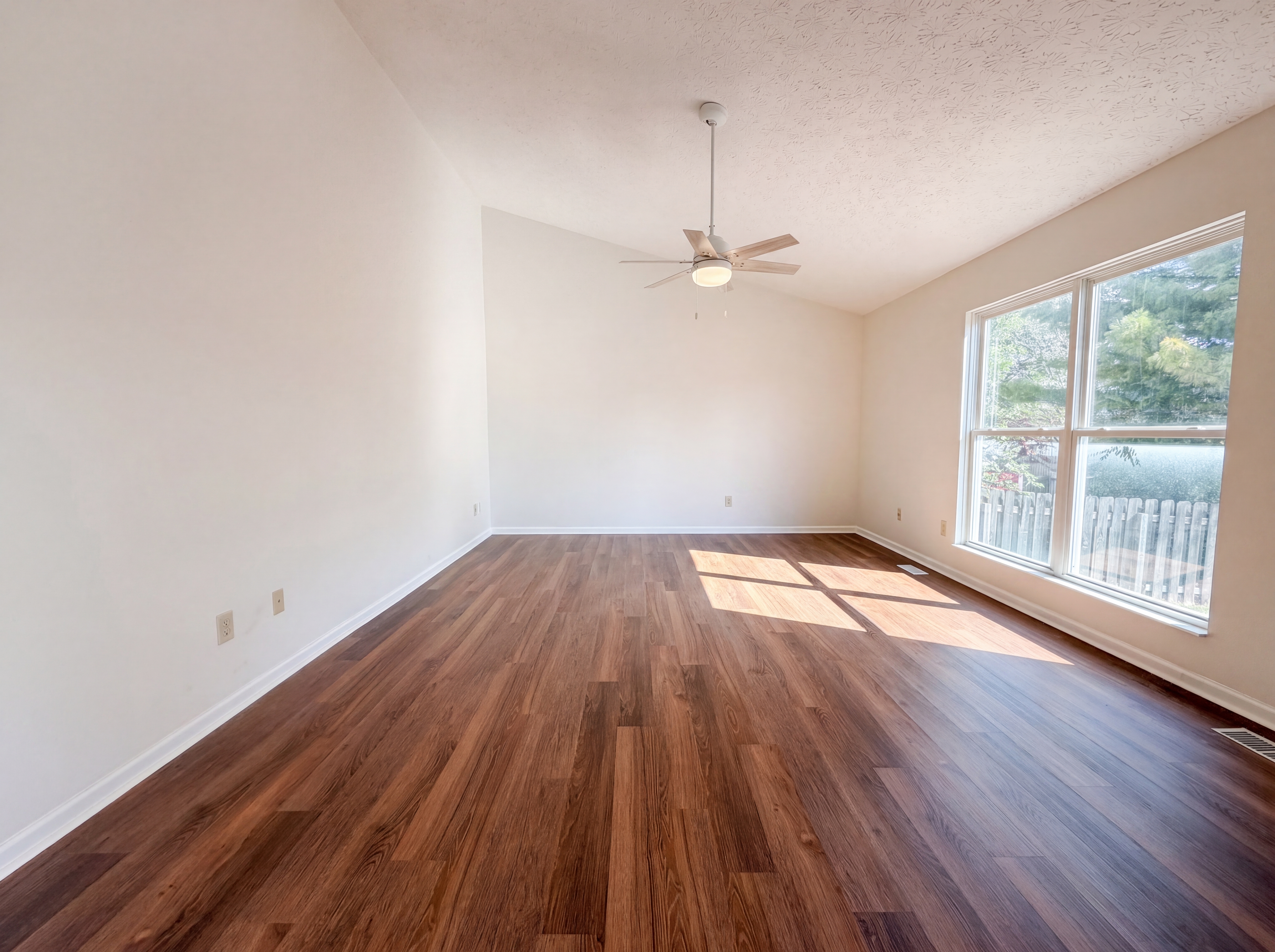 Photo 3 of 30 of 5074 Langcroft Dr, Hilliard, OH