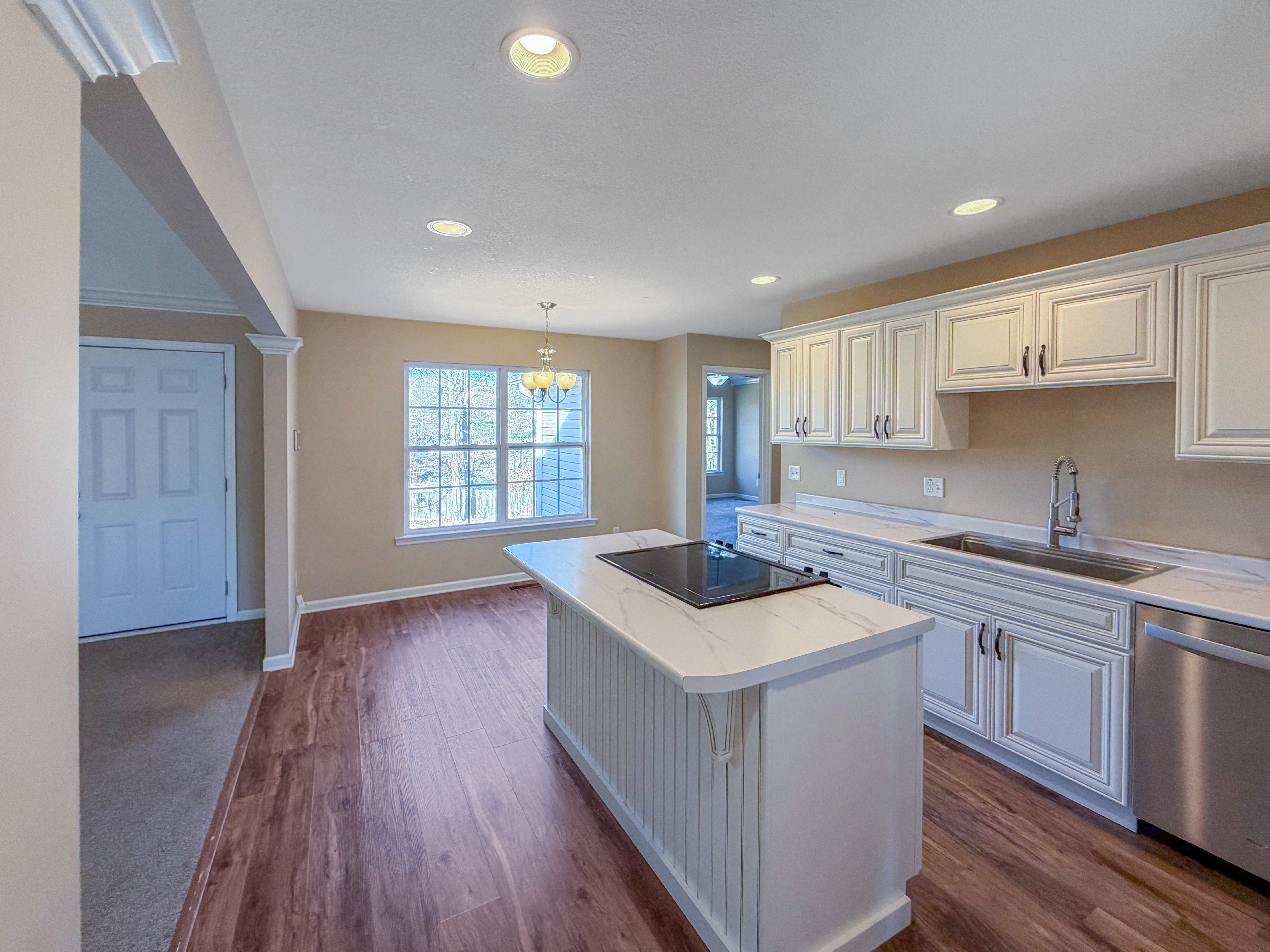 Photo 2 of 25 of 7446 Salmon Ln, Ooltewah, TN