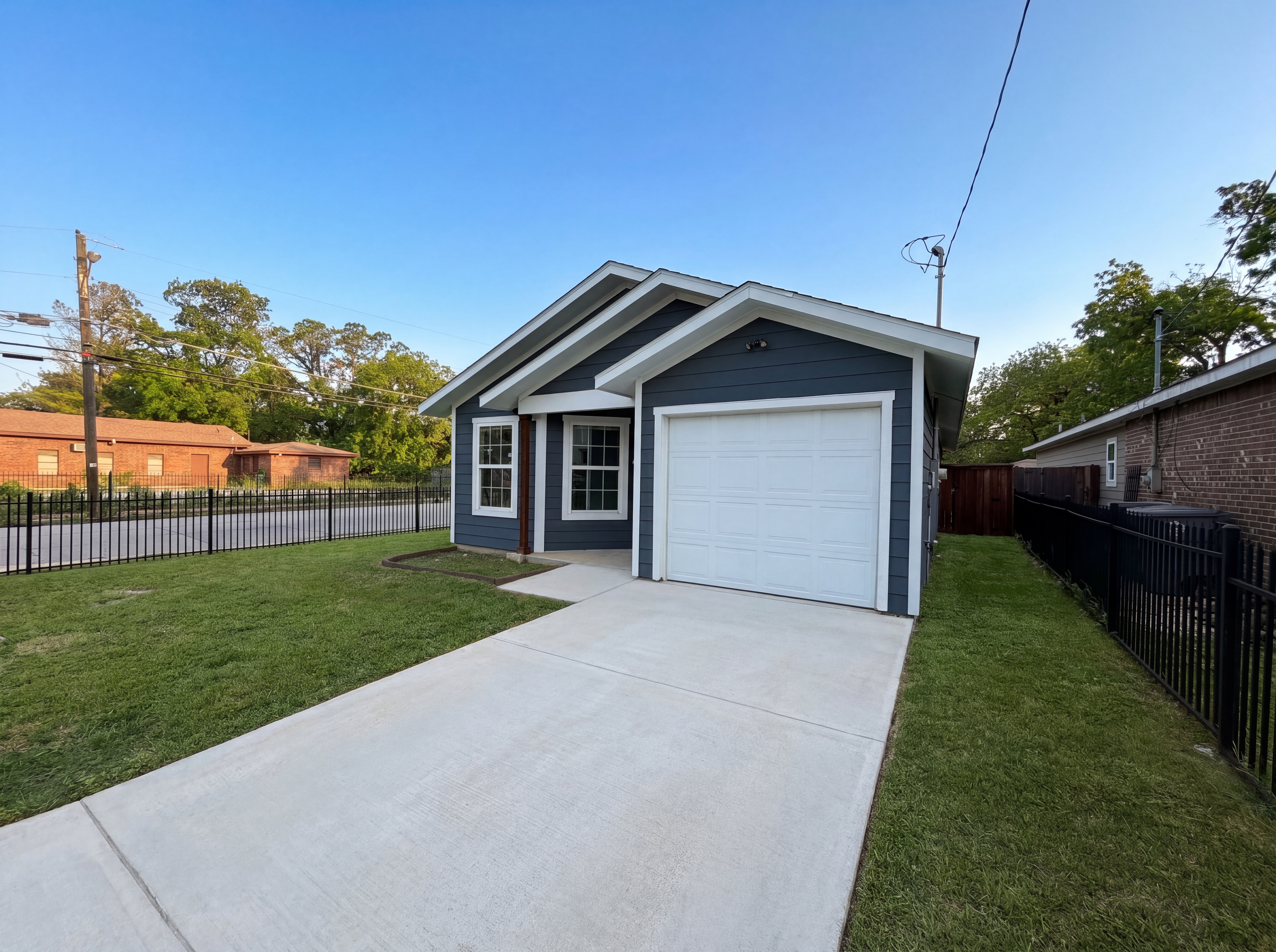 Photo 14 of 16 of 1739 McBroom St, Dallas, TX