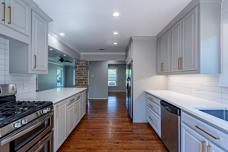 Photo 9 of 29 - 10183 Baronne Cir, Dallas, TX 75218