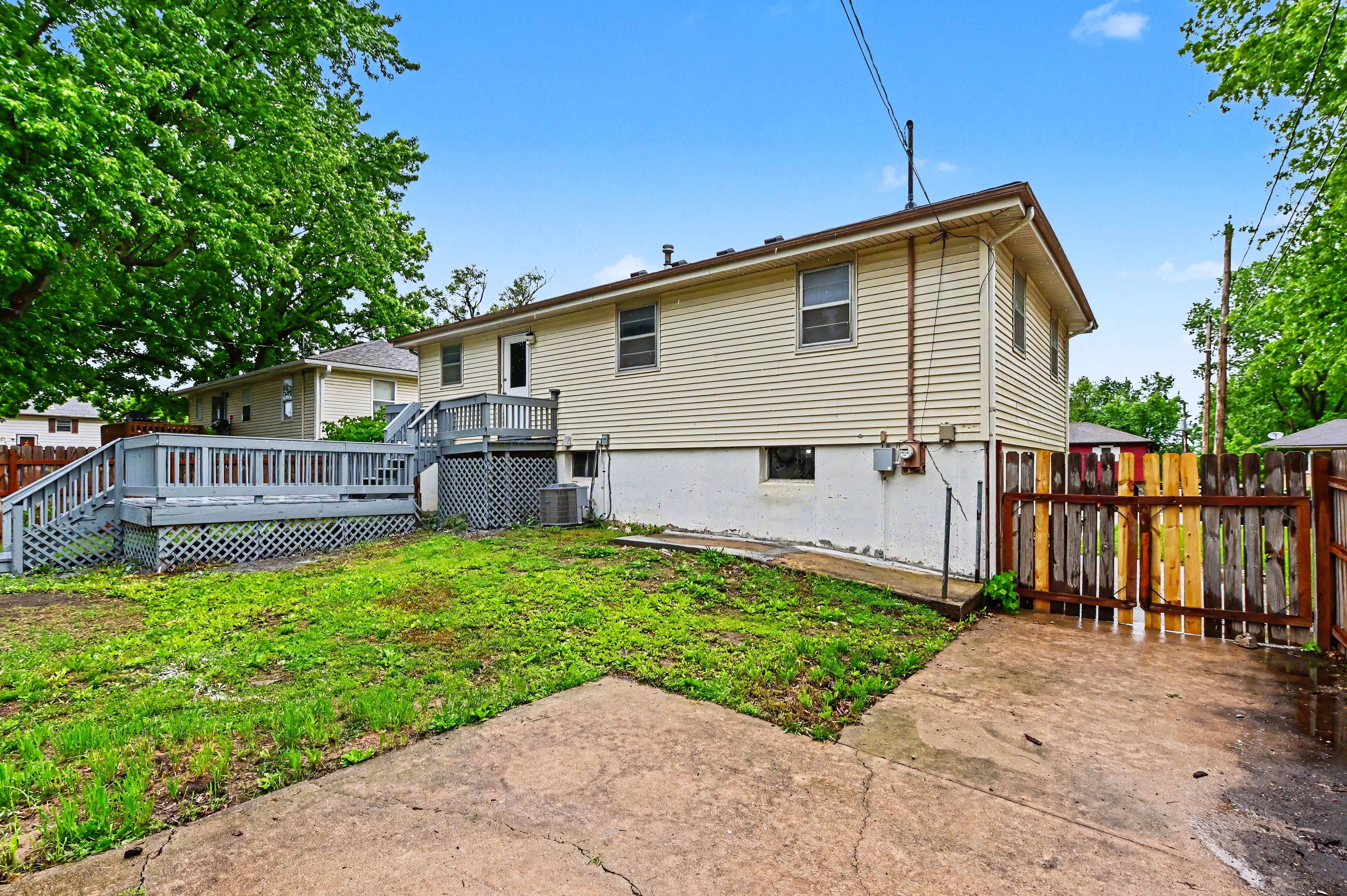 Photo 13 of 20 of 613 W Hulett St, Edgerton, KS