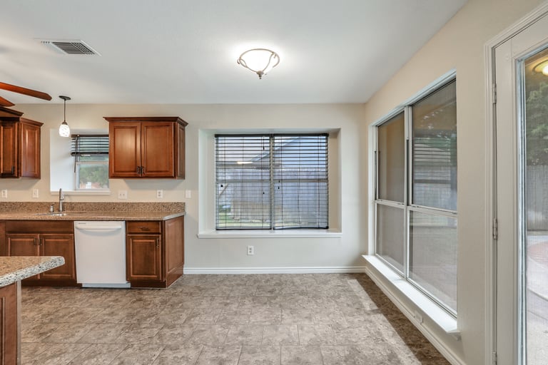 Photo 7 of 22 - 6312 Brookmont Ct, Arlington, TX 76018