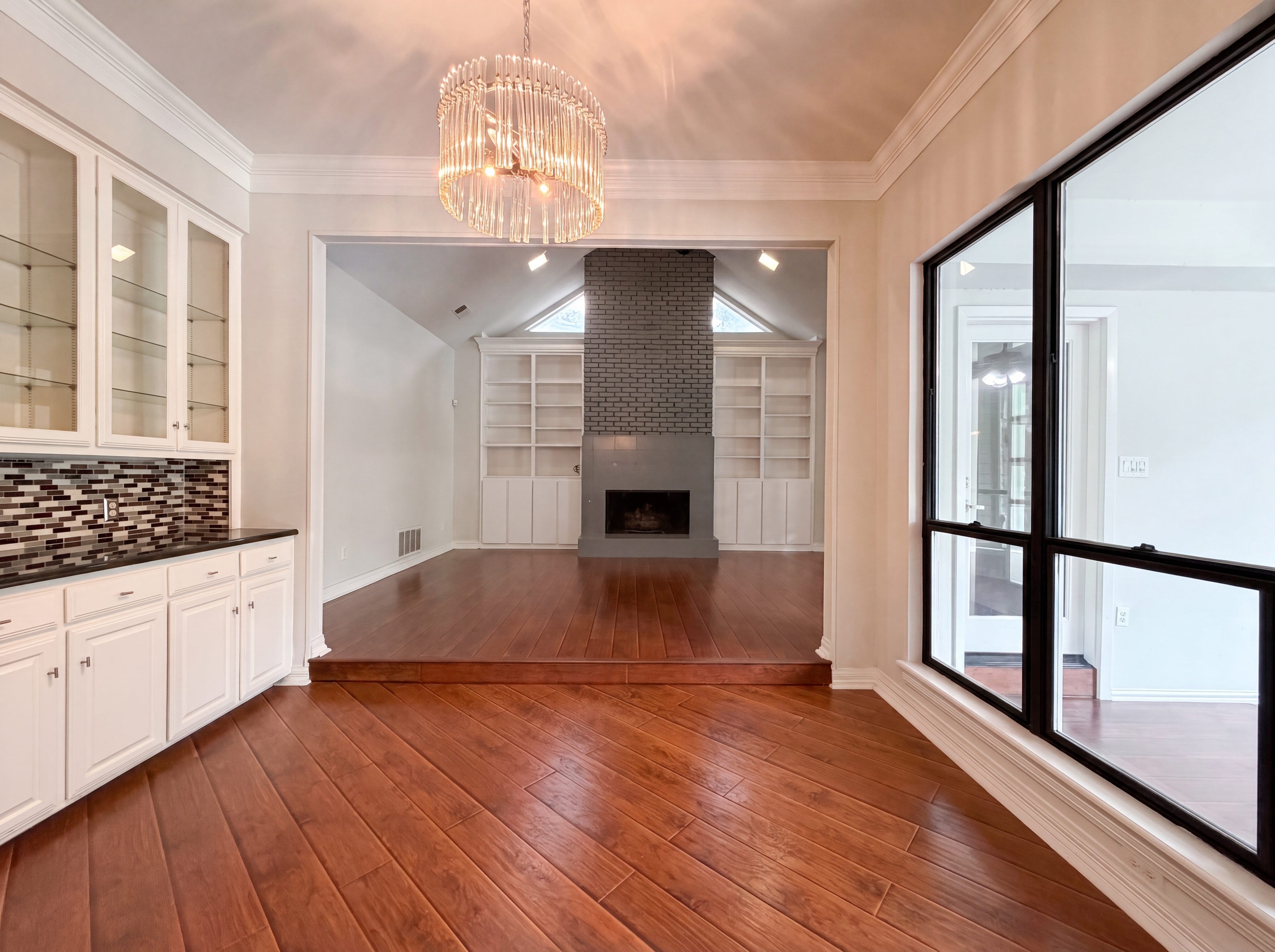 Photo 8 of 28 of 2405 Castle Rock Rd, Arlington, TX