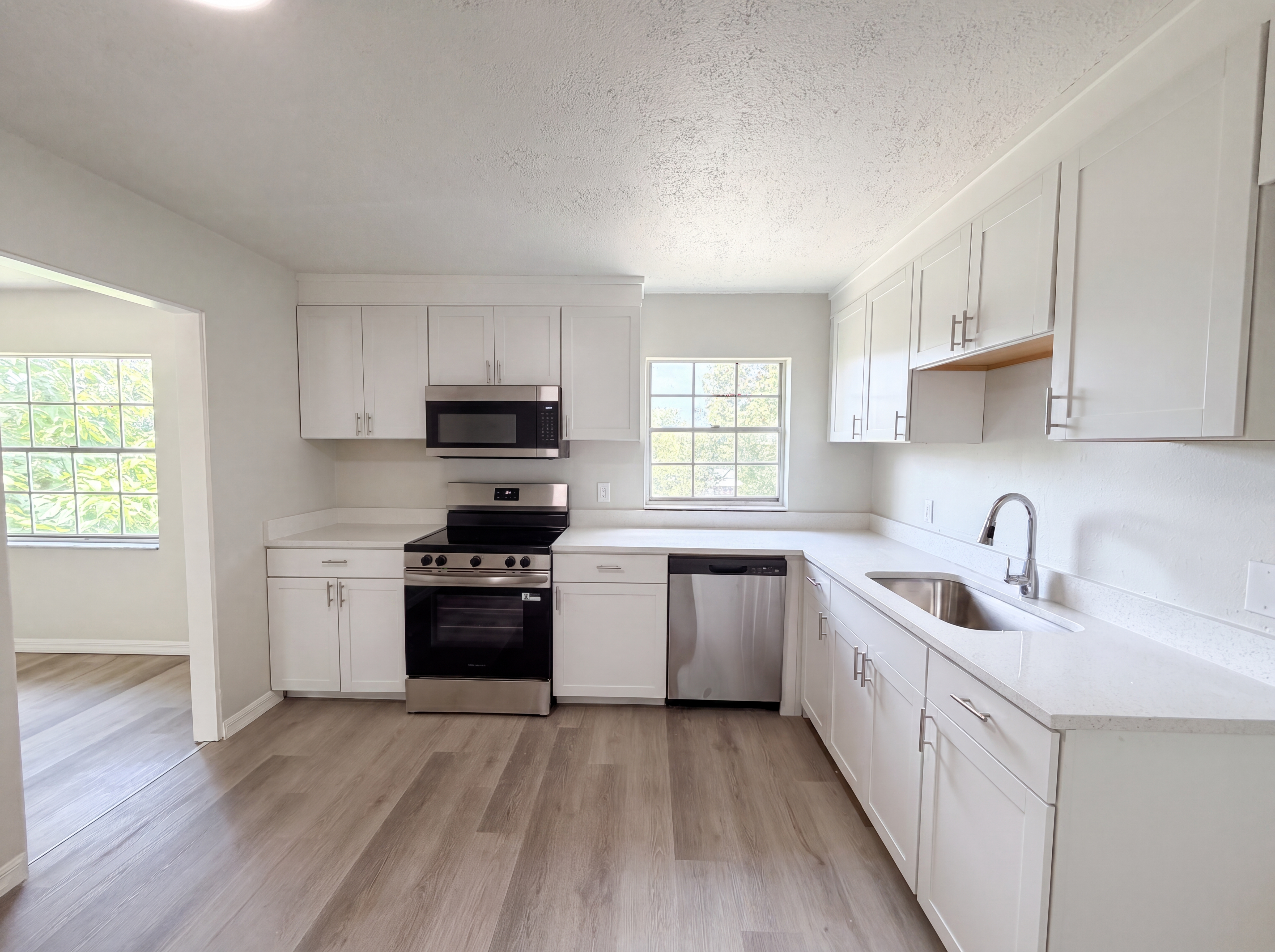 Photo 2 of 26 of 333 E Chelsea St, Deland, FL