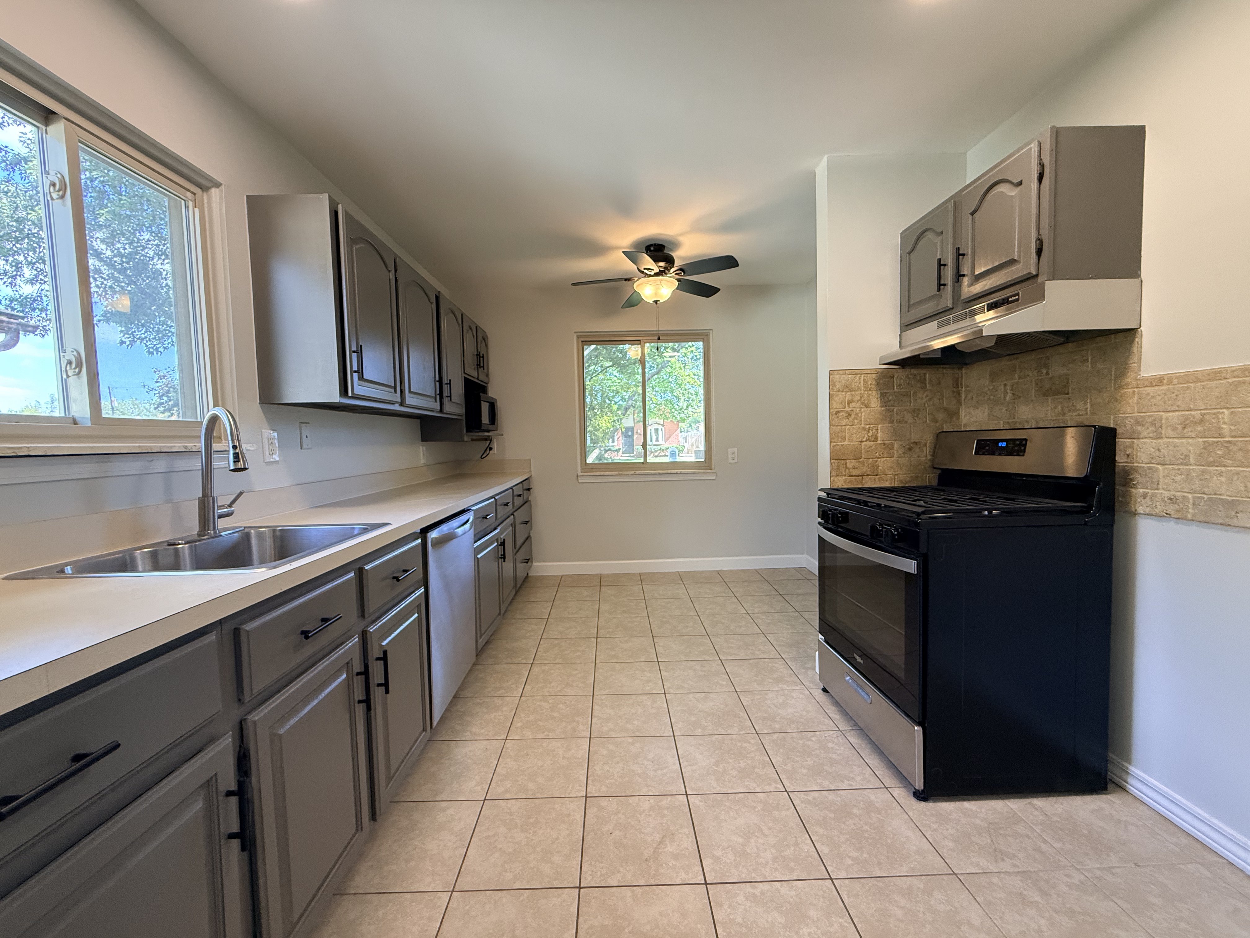 Photo 6 of 17 of 16108 Ziegler St, Taylor, MI