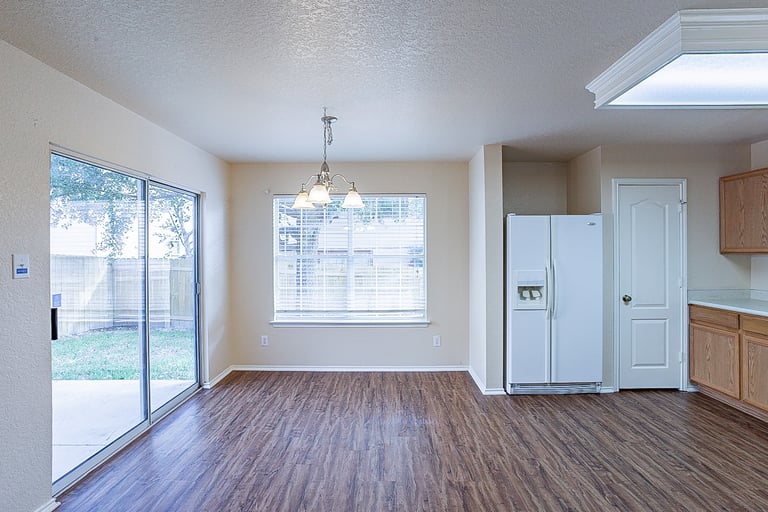 Photo 9 of 21 - 956 Marble Pt, San Antonio, TX 78251