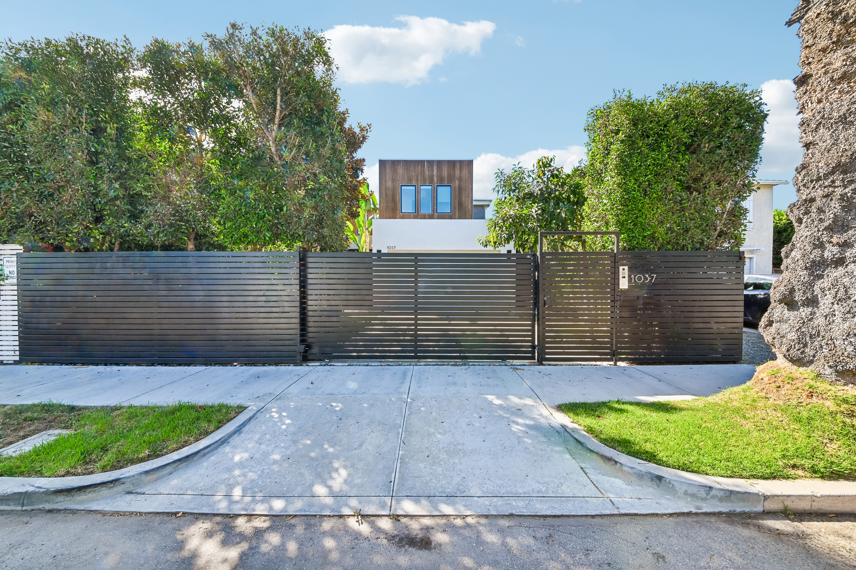 Photo 8 of 40 of 1037 Palms Blvd, Venice, CA