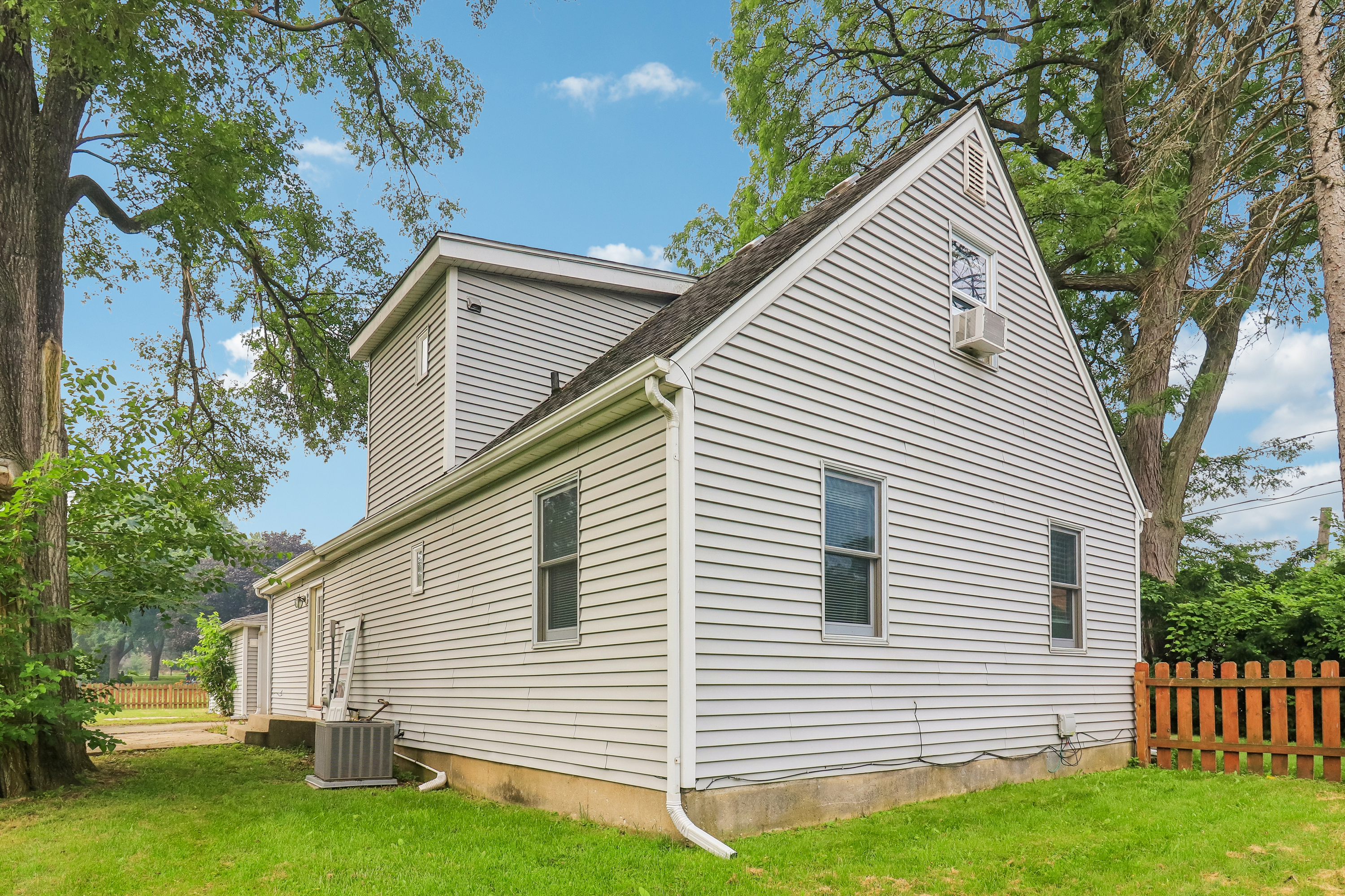 Photo 7 of 35 of 4811 Roslyn Rd, Downers Grove, IL