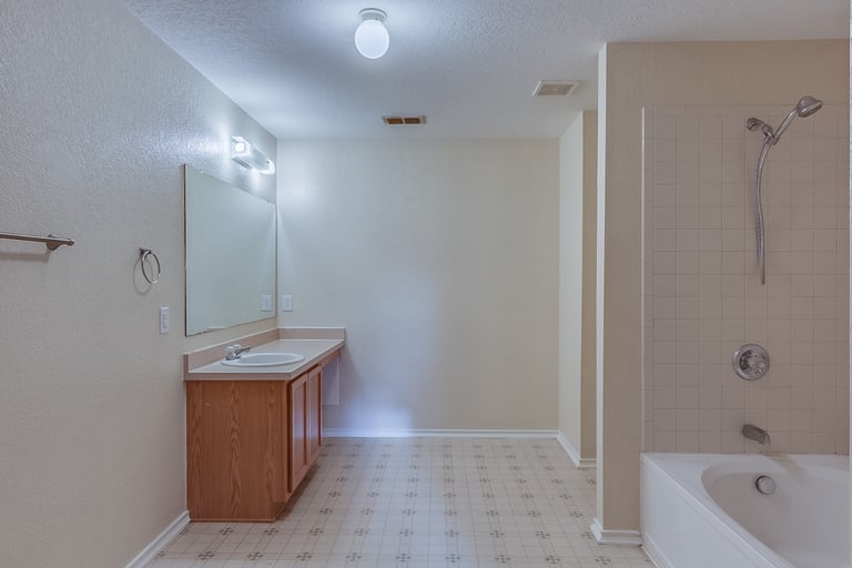 Photo 3 of 19 - 7526 Glen Vly, San Antonio, TX 78242