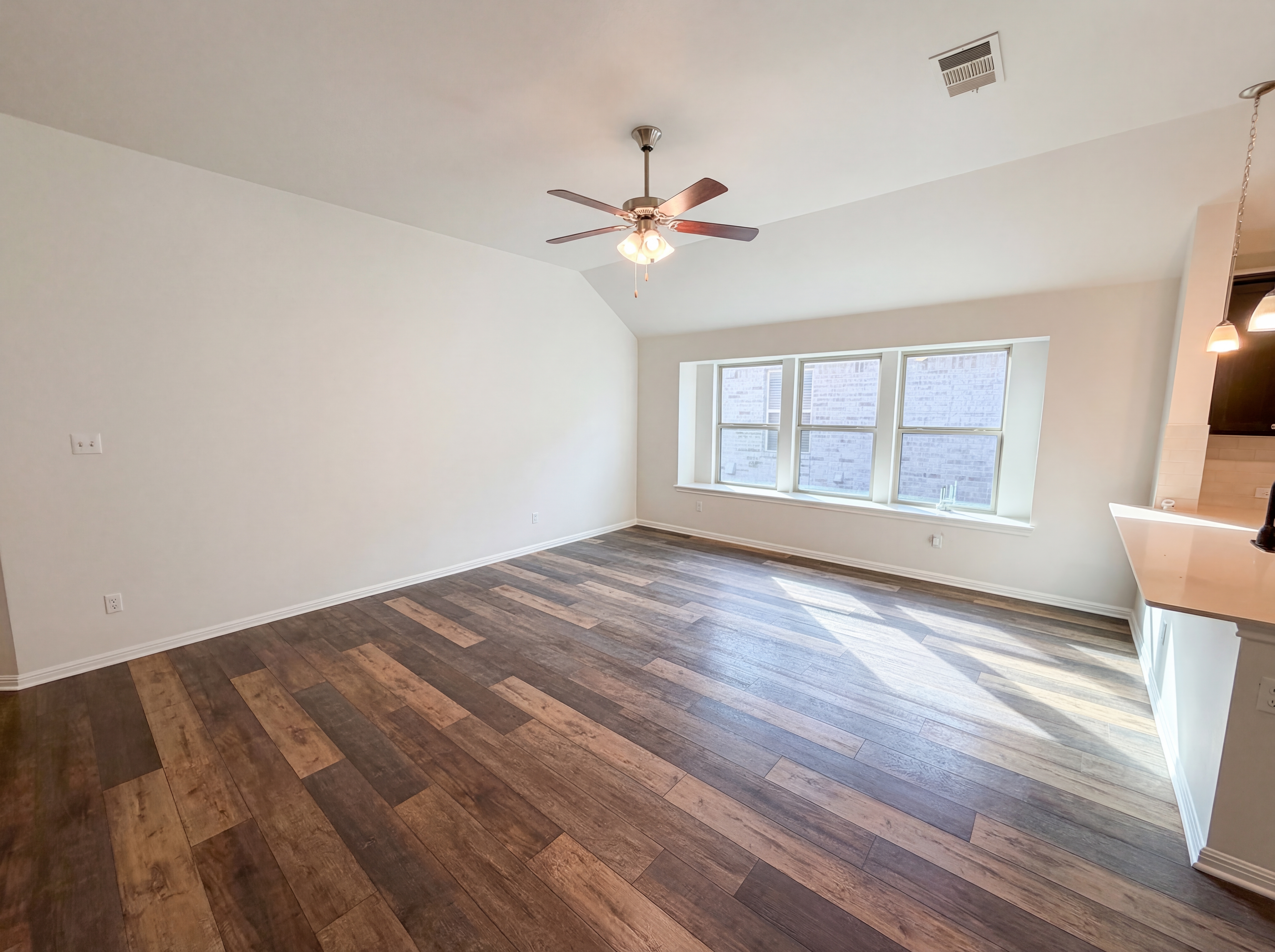 Photo 3 of 19 of 543 Tanda Ln, Hutto, TX