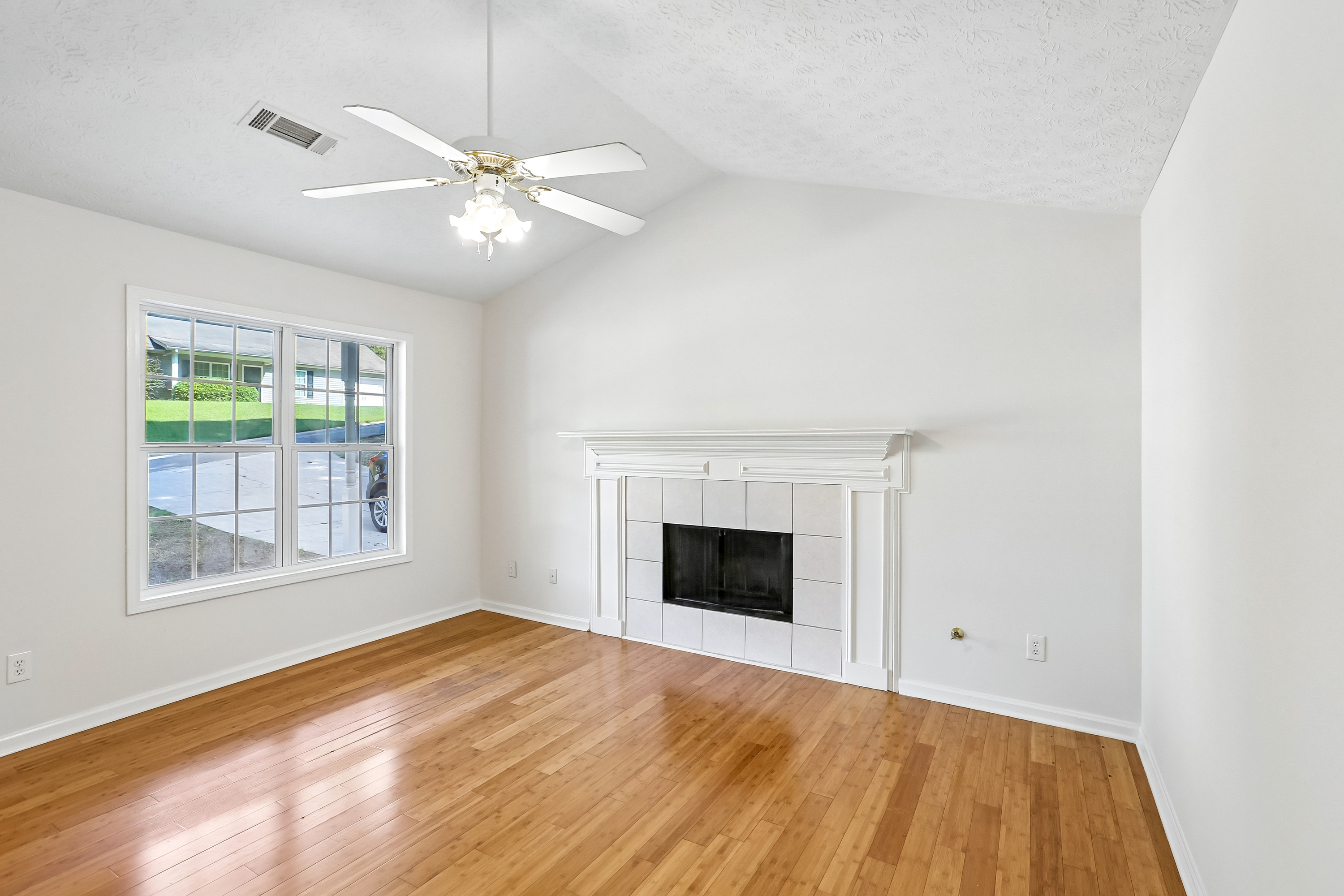 Photo 13 of 47 of 5511 Pond Mill Ct, Flowery Branch, GA