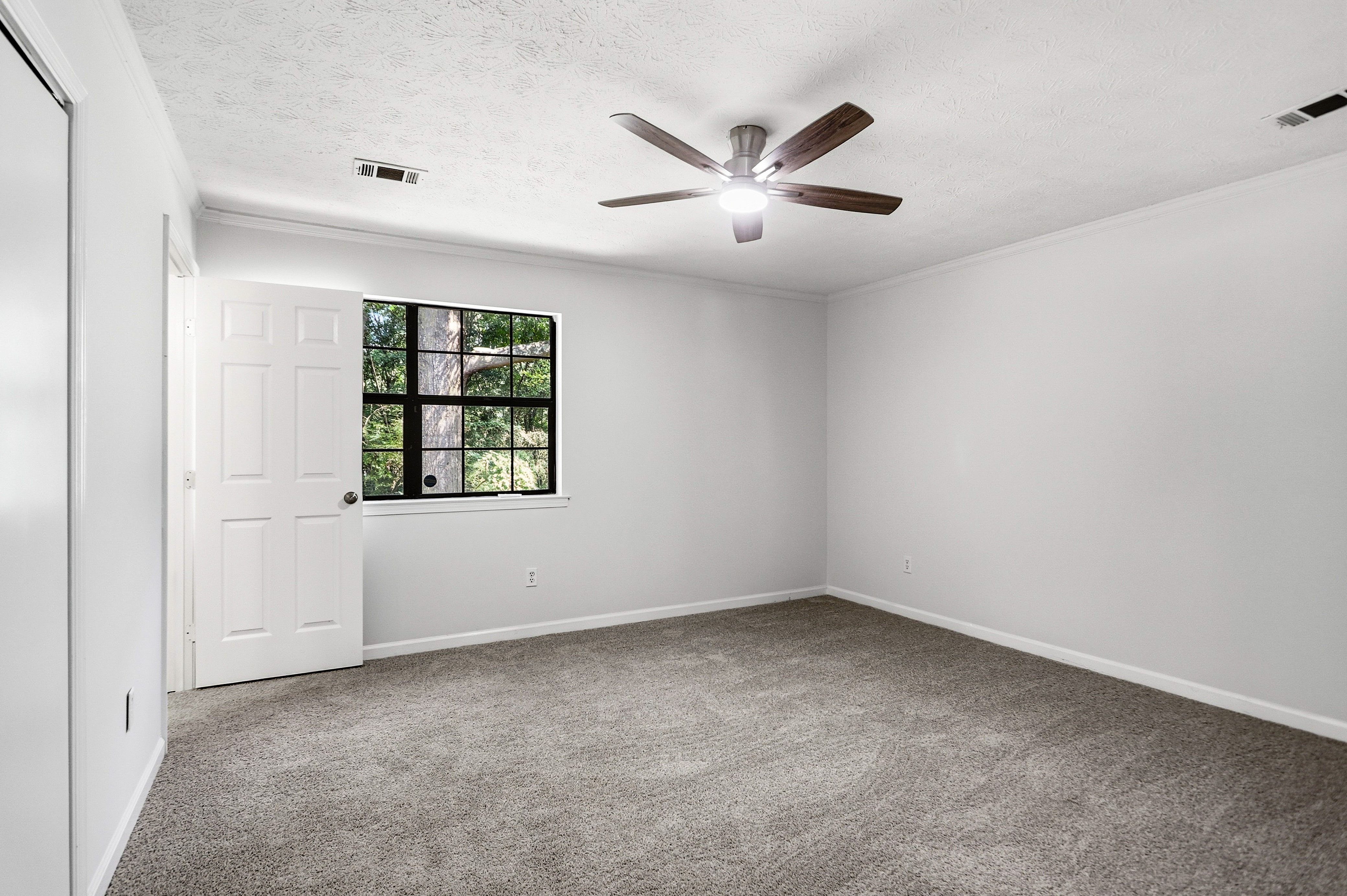 Photo 11 of 27 of 3772 Charlotte Dr, Rex, GA
