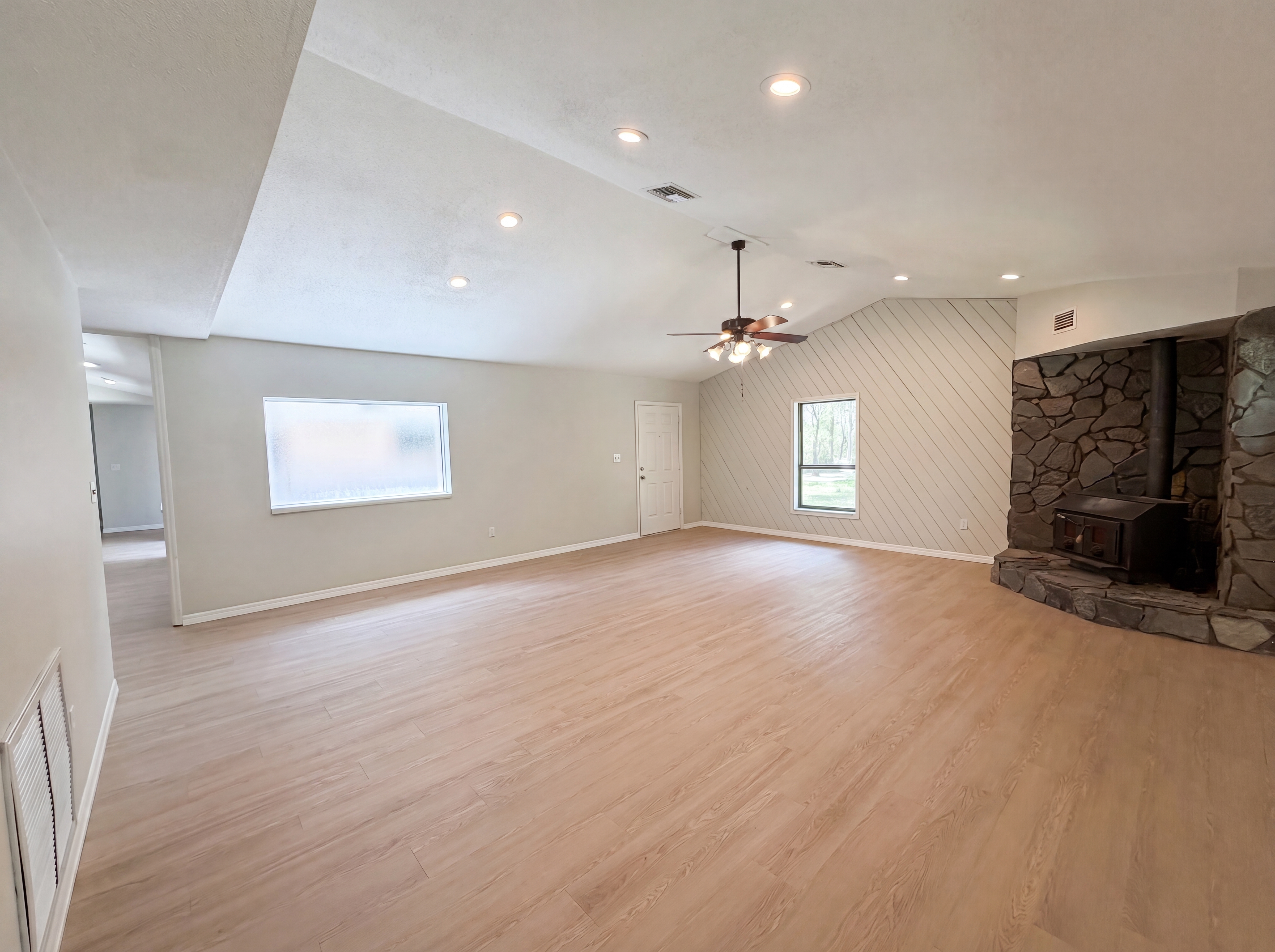 Photo 6 of 22 of 3739 Lake Griffin Rd, Lady Lake, FL