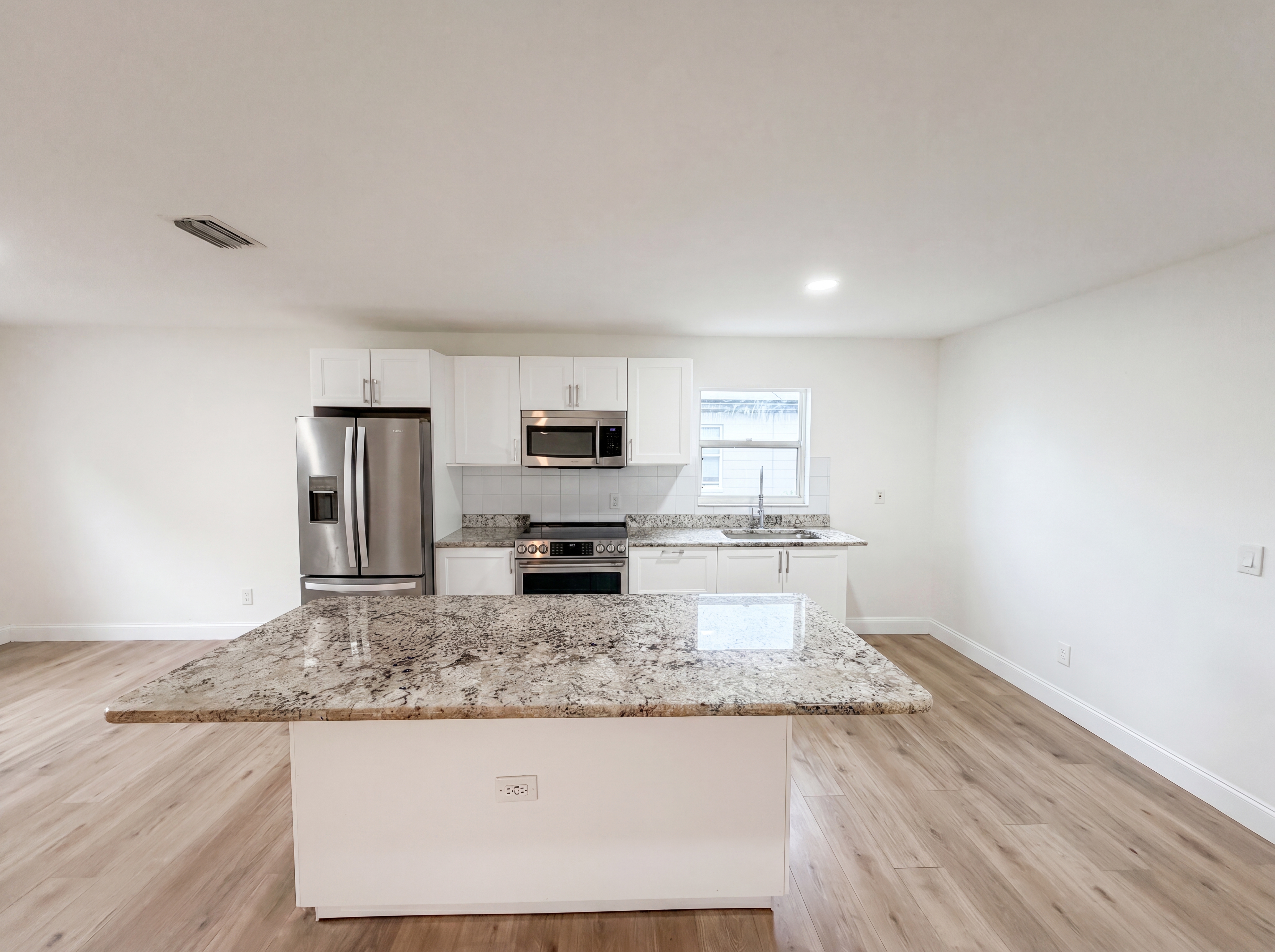 Photo 8 of 25 of 845 40th Ave S, Saint Petersburg, FL