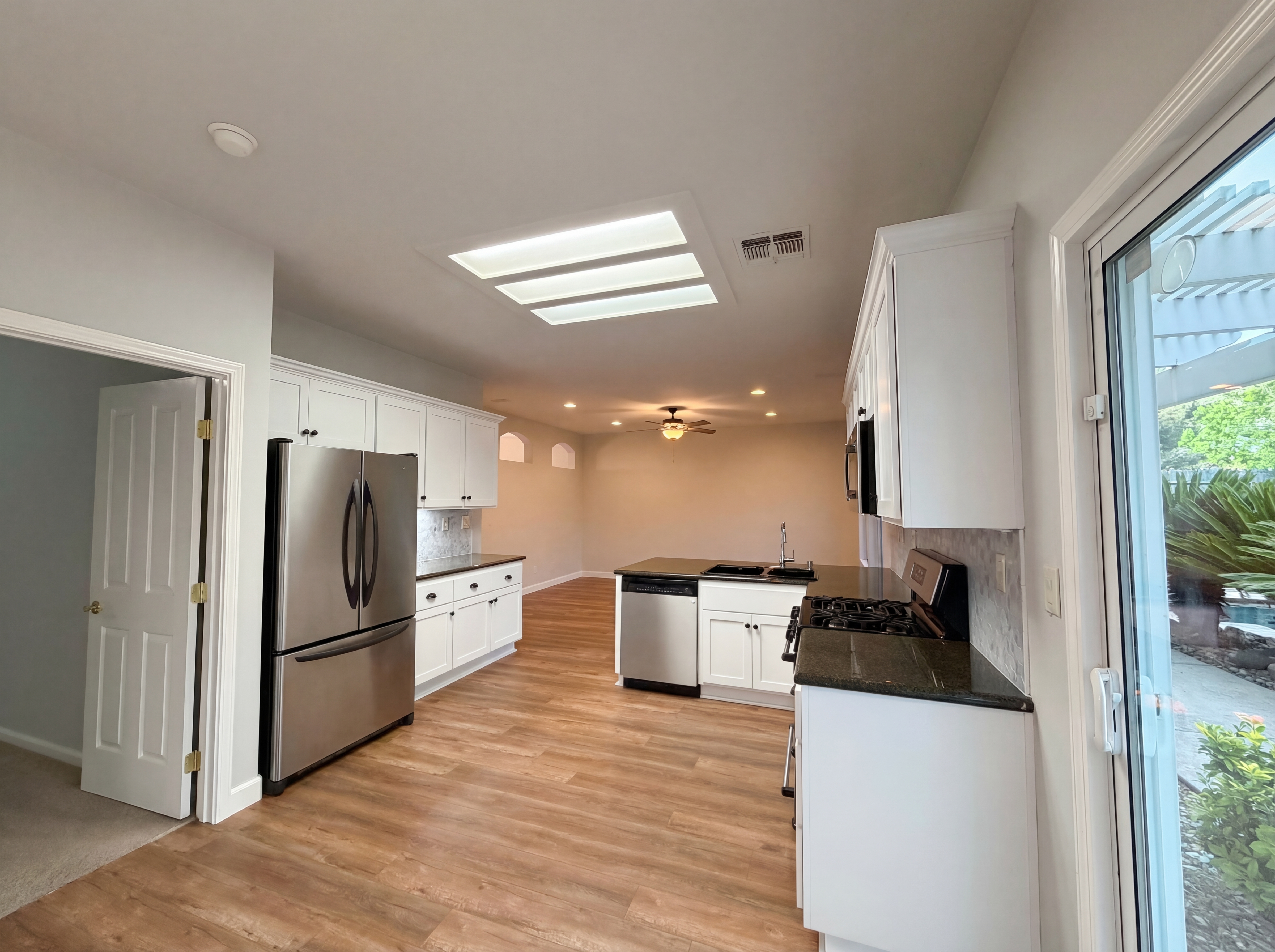 Photo 13 of 39 of 224 Pinecrest Ct, Roseville, CA
