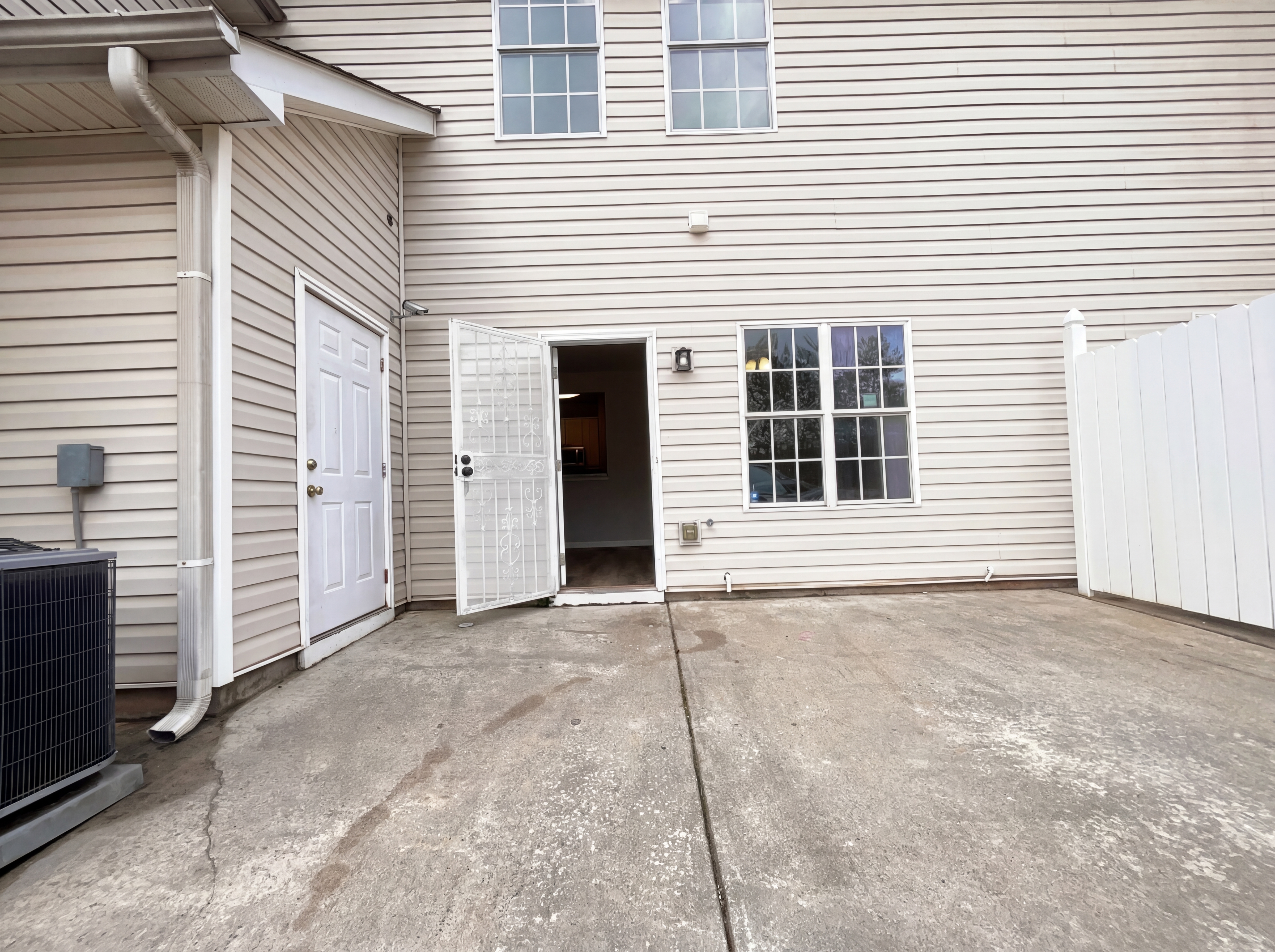 Photo 5 of 31 of 825 Commerce Blvd, Riverdale, GA