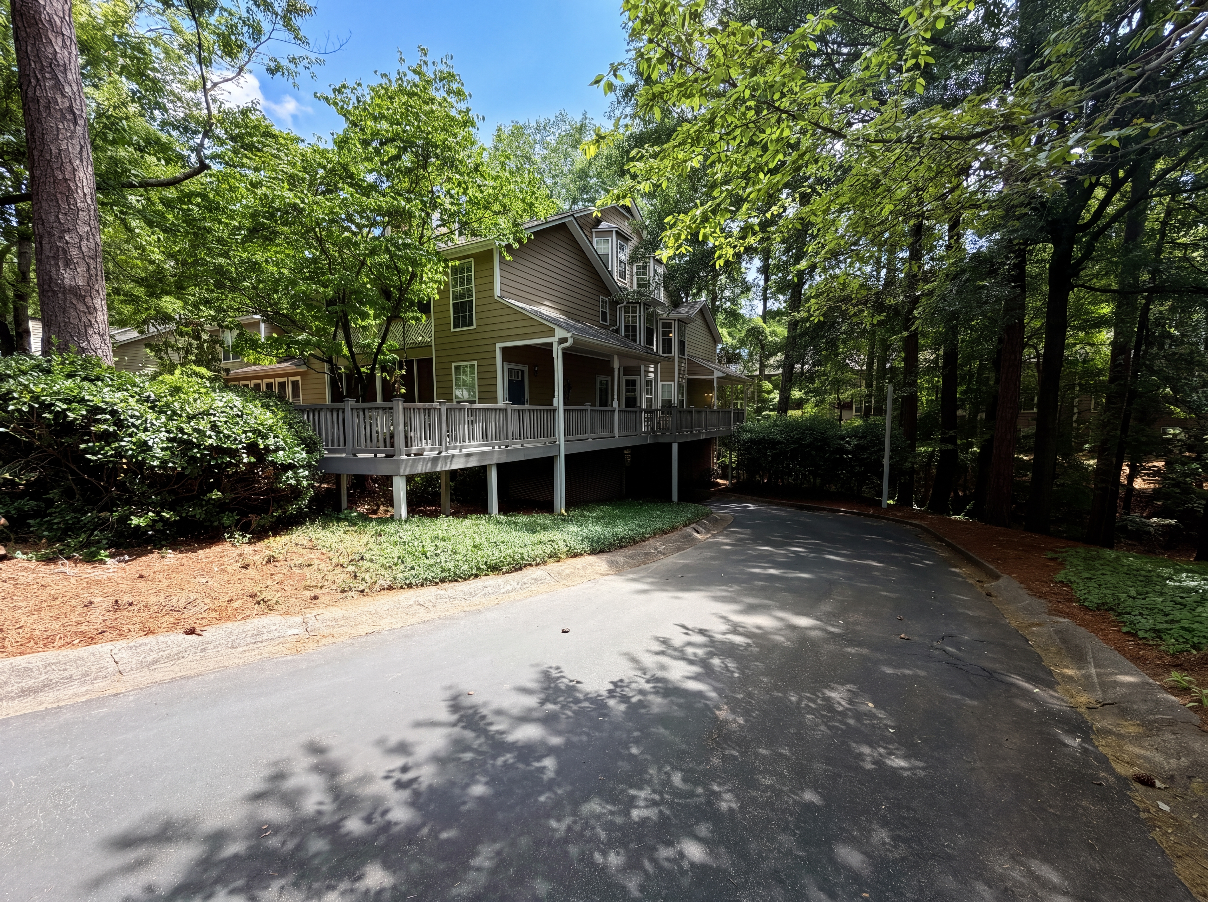 Photo 8 of 34 of 4491 Pineridge Cir, Atlanta, GA