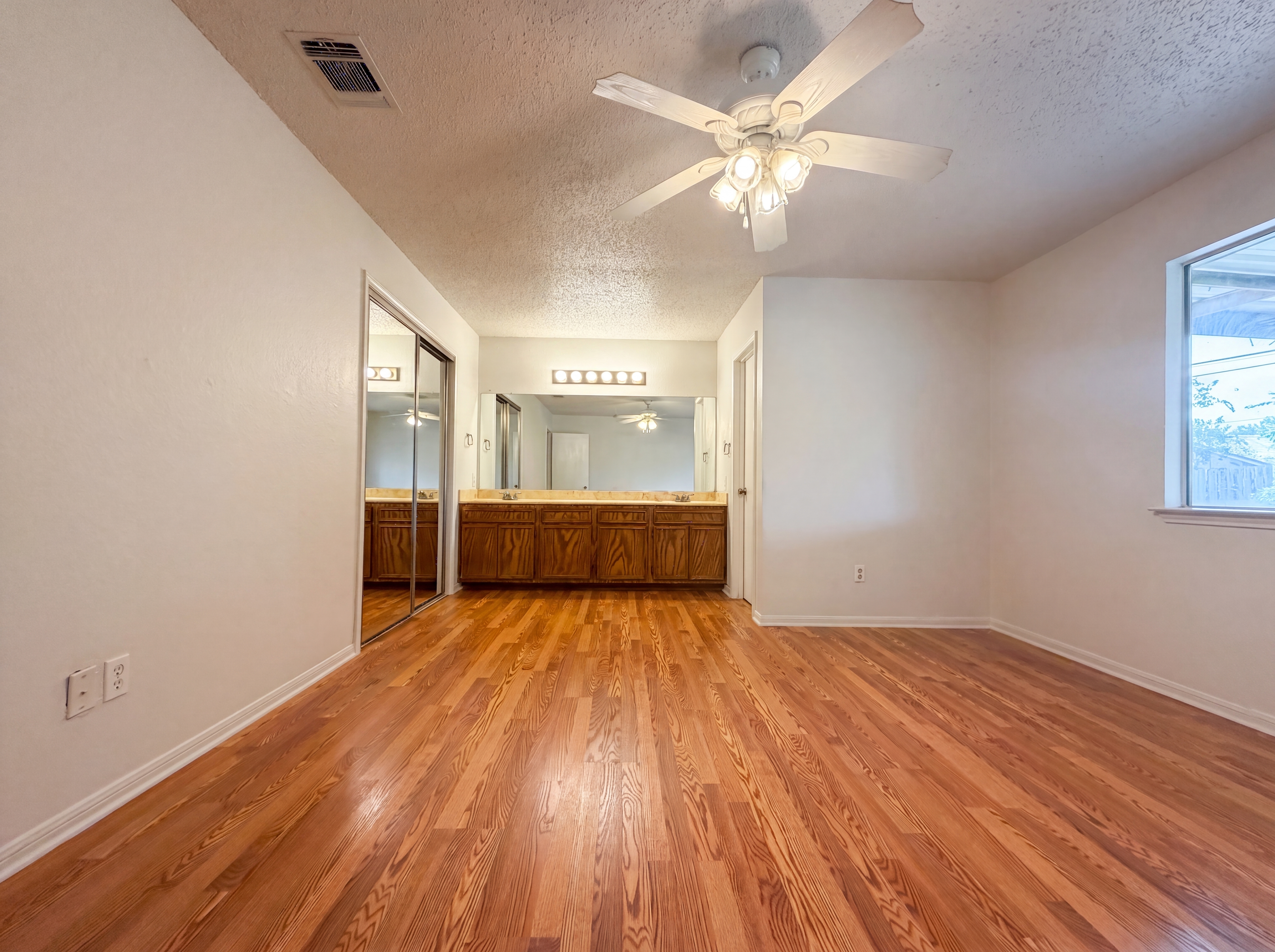 Photo 4 of 16 of 1803 Frontier Trl, Round Rock, TX