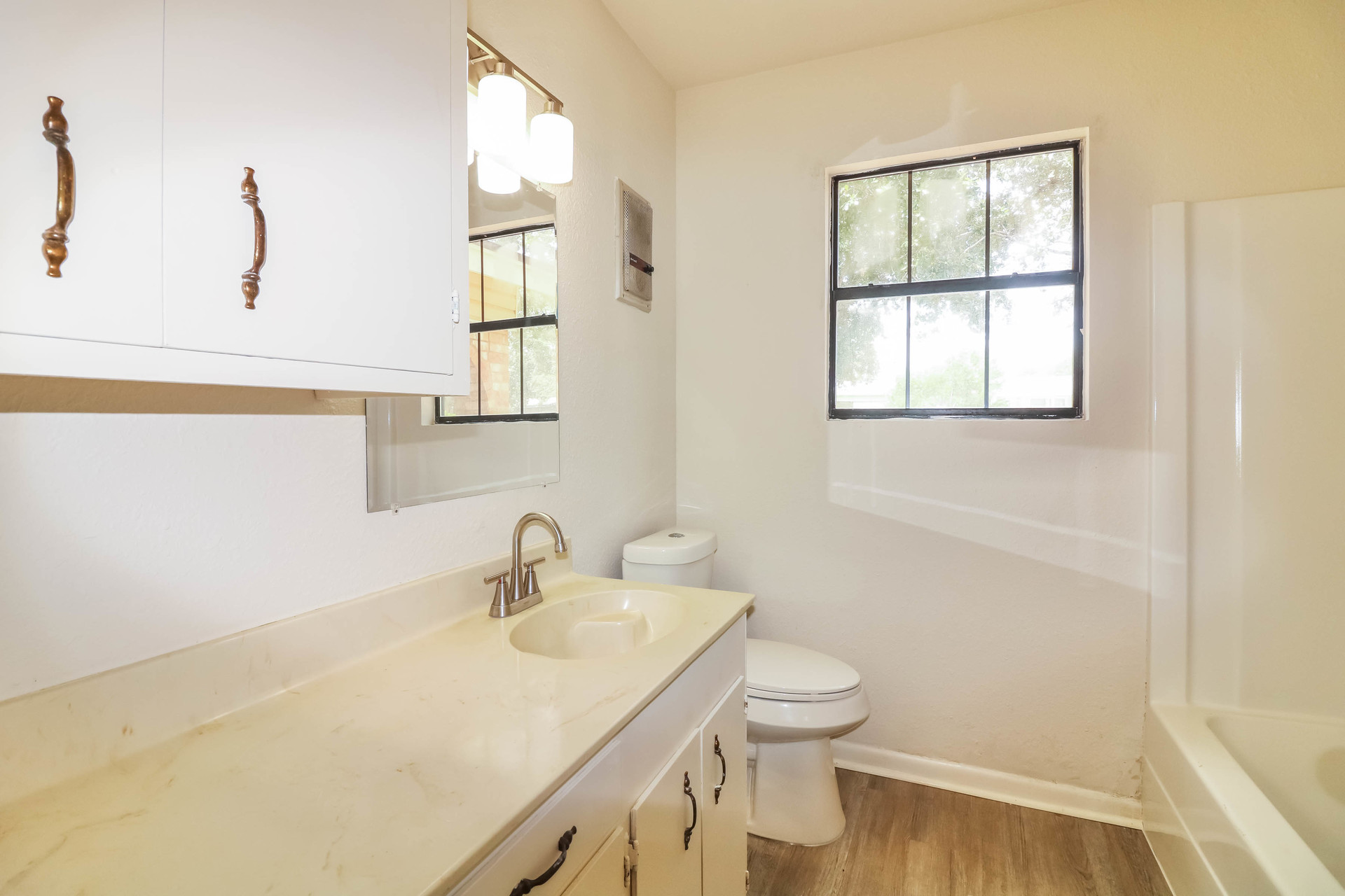Photo 16 of 19 of 1502 Austin St, Portland, TX