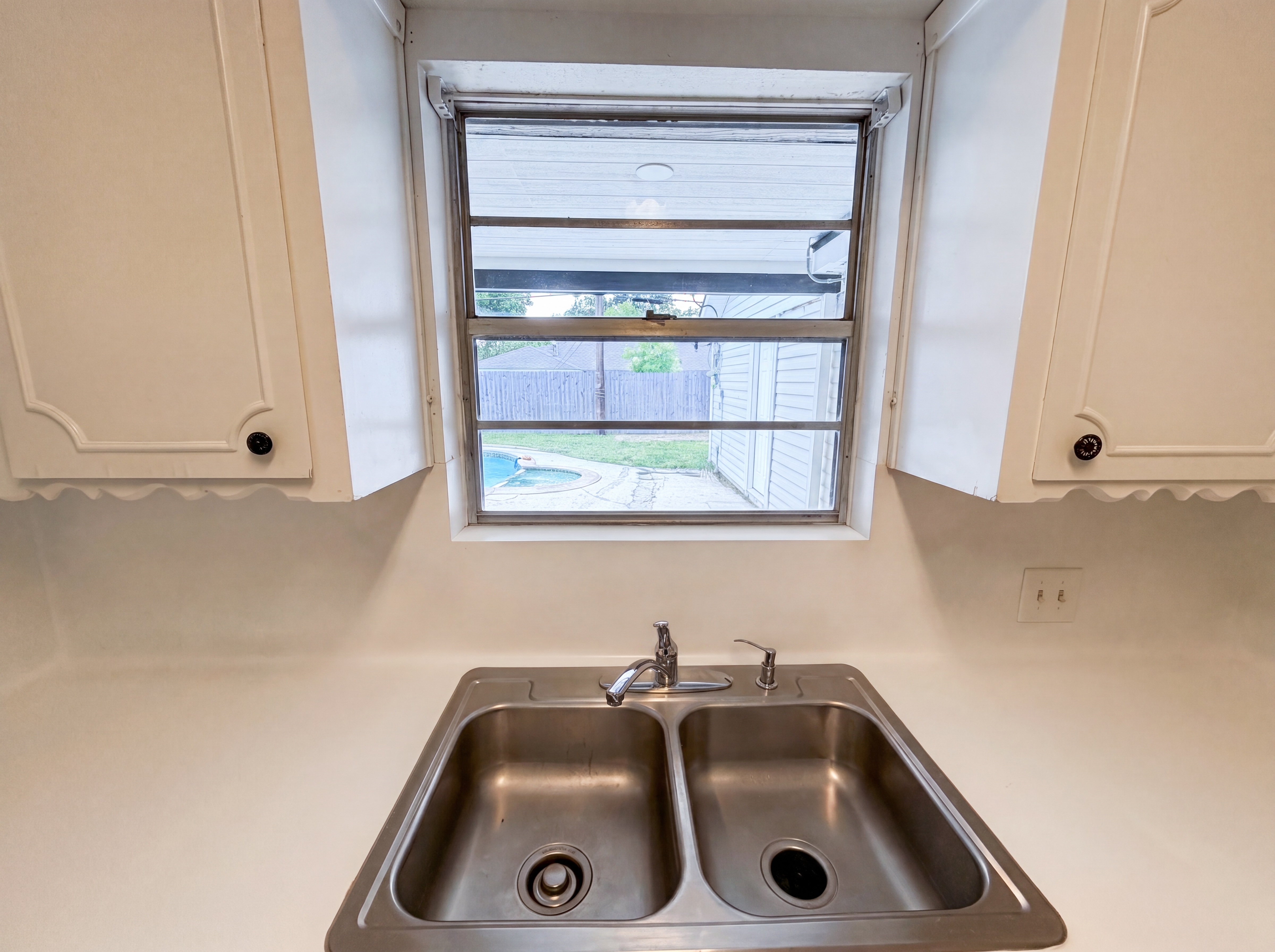 Photo 10 of 26 of 910 Luella Ave, Deer Park, TX