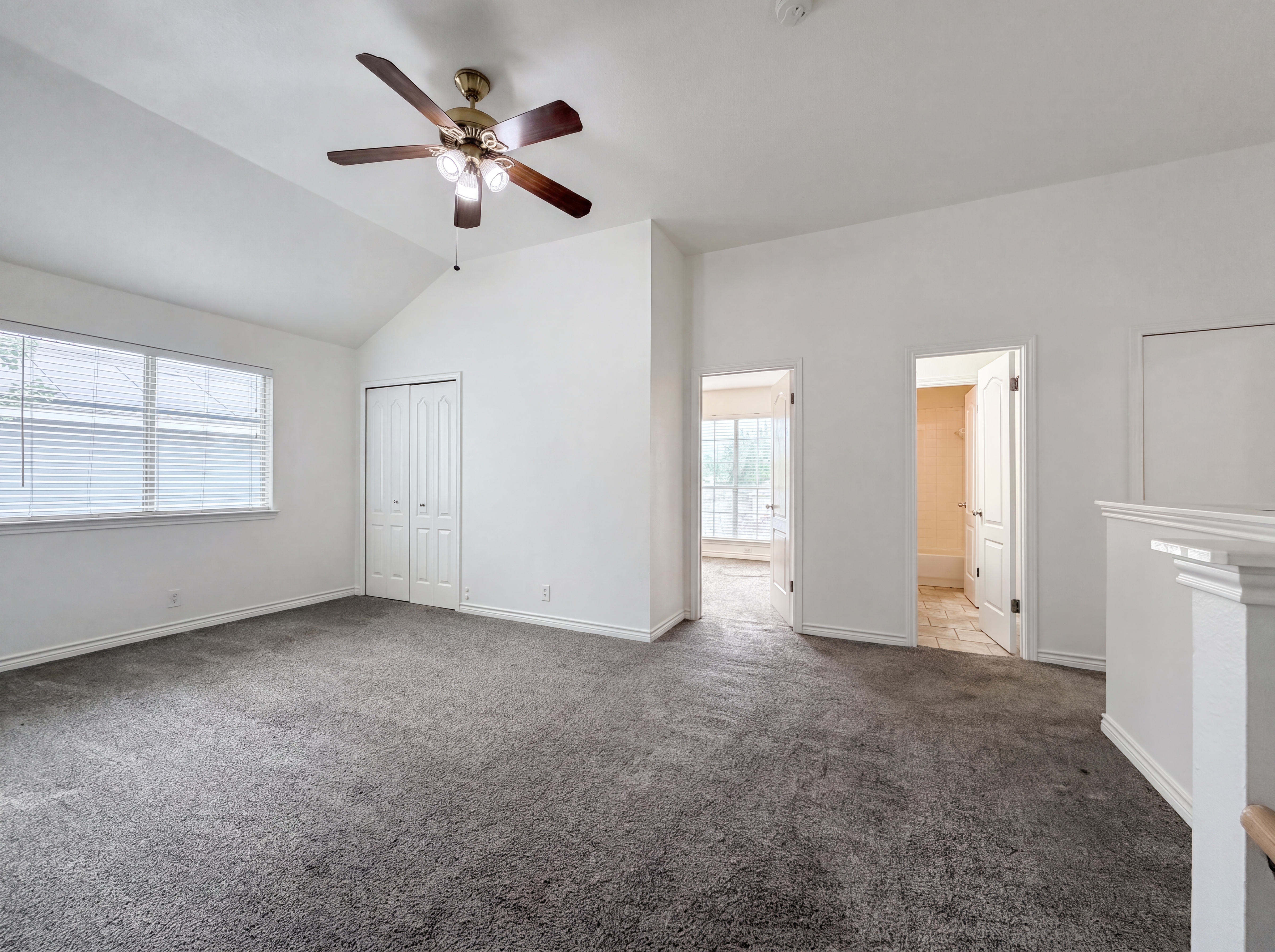 Photo 4 of 18 of 8423 Berry Knoll Dr, Universal City, TX
